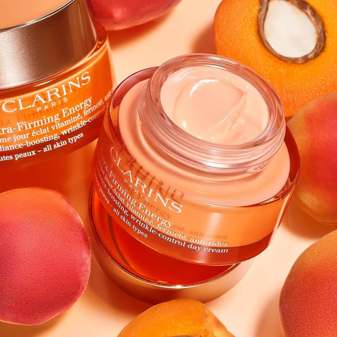 Clarins Canadaのインスタグラム：「Meet your new radiance booster! Apricots are not only delicious, they've been used in Chinese medicine for centuries for their nourishing properties. Apricot oil, extracted from the pit, is full of fatty acids, which softens and promotes supple skin. It's a key ingredient in our Extra-Firming Energy, giving the cream a wonderfully soft texture and promoting a healthy glow on your skin!🍑⁣ __________⁣ Voici votre nouveau booster d'éclat ! Les abricots ne sont pas seulement délicieux, ils sont aussi utilisés dans la médecine chinoise depuis des siècles pour leurs propriétés nutritives. L'huile d'abricot, extraite du noyau, est remplie d'acides gras, ce qui adoucit et favorise la souplesse de la peau. C'est un ingrédient clé de notre soin Extra-Firming Energy, qui redonne à la peau toute sa douceur et son éclat !🍑⁣ .⁣ .⁣ .⁣ #Clarins #LiveBeautifully #EnergizeYourSkin #Clarins #ExtraFirming」