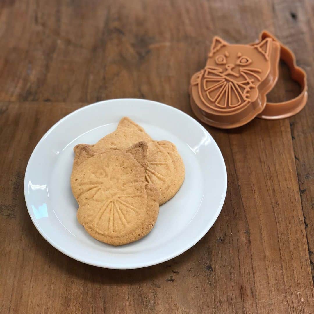 Cat's NapTimeさんのインスタグラム写真 - (Cat's NapTimeInstagram)「【2/10～アイテムお買い上げでプレゼント！】 #cats_naptime6  2/10～「FRUITS TEA PARTY」をテーマにしたCat’s NapTimeの第6弾がスタート。アイテムをお買い上げで、ティータイムが楽しくなるプレゼントをご用意しました。  📍オリジナルクッキー型 第1弾＜画像1、2枚目＞：2/10～START！ 第2弾＜画像3、4枚目＞：2/20～START！ 第1・2弾合計で先着5,000名様(全国合計)にオリジナルクッキー型(非売品)をプレゼント！  店舗とオンラインショップでは運用が異なります。 ✔【店舗】「Cat’s NapTime」アイテムを￥3,000(税別)以上ご購入でプレゼント。 ✔【オンラインショップ】「Cat’s NapTime」アイテムを含むお買い上げ￥3000(税別)以上ご購入でプレゼント。 ※なくなり次第終了となります。 ※一会計につき、お一人様1点限り。オンラインショップでは、第1弾、第2弾それぞれで一注文につき1点限り。 ※オンラインショップでは、第1弾は2/10 12:00～、第2弾は2/20 12:00～予定です。 ※クッキーの焼き上がりはイメージです。 ※店舗によって、臨時休業、一部営業時間変更の場合がございます。 各店舗の休業・営業再開・営業時間の変更につきましては、各商業施設のホームページ等でご確認ください。お客様には大変ご不便をおかけし申し訳ございませんが、何卒よろしくお願い致します。  #catsnaptime #AfternoonTea #AfternoonTeaLIVING #アフタヌーンティー #アフタヌーンティーリビング #catsissue #FRUITSTEAPARTY #サバ美 #オリジナルクッキー型 #クッキー型 #非売品 #ノベルティ #プレゼント」2月3日 11時25分 - catsnaptime