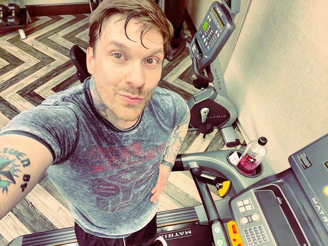 Shinedownさんのインスタグラム写真 - (ShinedownInstagram)「... @thebrentsmith ALL of us in @Shinedown myself, @zmyersofficial @ebassprod @bkerchofficial have said this before, and we will say it again. “Some days you just gotta grind it out... NEVER lose you’re #hustle “.   #keepgoing #eyesforward #grind #liveyourlifenomatterwhat #love #respect #focus #family #humble #heartfelt #power #passion #drive #shinedown #shinedownfamily #mindbodysoul #getafterit  #goodingoodout #wegotthis」2月3日 11時33分 - shinedown