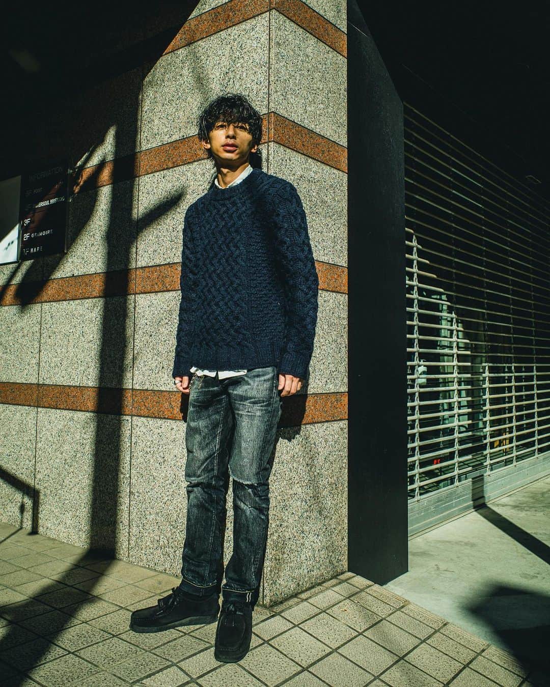 のインスタグラム：「少しだけ上品なSTYLE   ニット @wtaps_tokyo  #wtaps  #ダブルタップス  パンツ @yanuk_official  #デニム #デニムパンツ   靴 @clarksoriginals  #clarks  #clarkswallabees   #oceantokyo #oceantokyoover #メンズヘア #メンズファッション #メンズパーマ #メンズ髪型 #メンズヘアカタログ #メンズモデル #雨宮雄三#雨スタ」