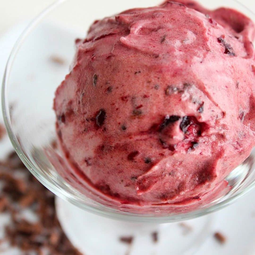 Yonanasのインスタグラム：「Is your sweet tooth calling? Answer it & treat yourself to Cherry Chocolate Yonanas! Click the link in our profile for the recipe for this guilt-free cherry banana nice cream with dark chocolate chips.」