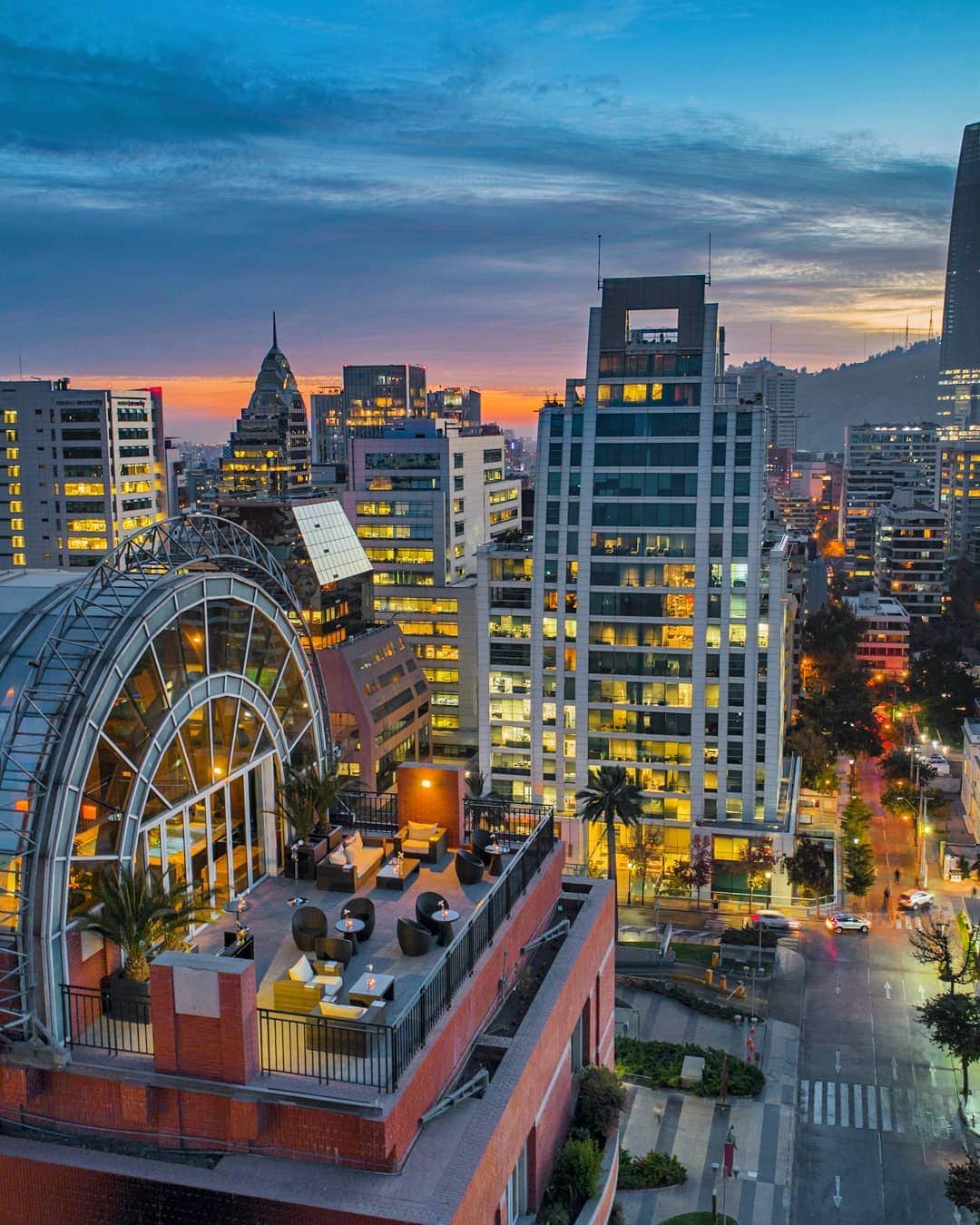 リッツ・カールトンのインスタグラム：「Far above the city bustle, a skyline terrace turns nights into something new. #Santiago」