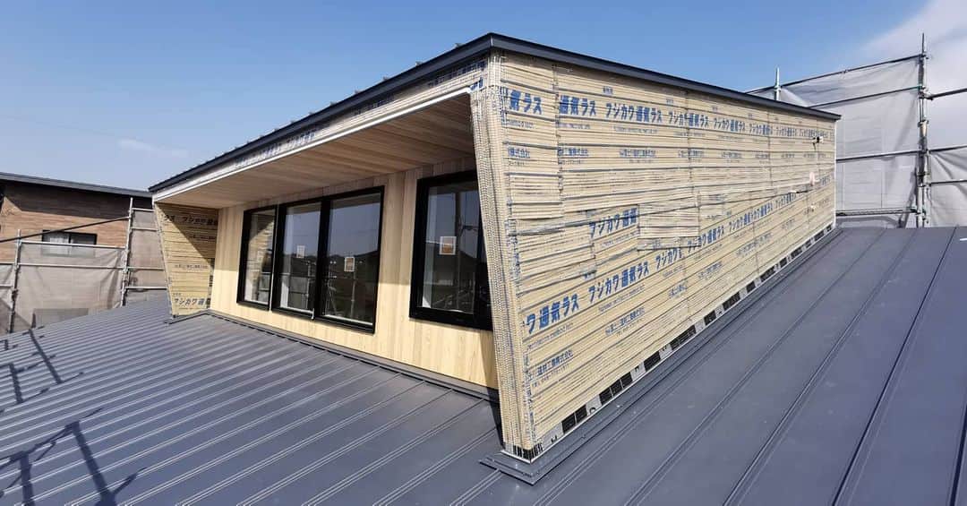 有限会社 稲葉製材住宅のインスタグラム：「外壁の下準備完了👍 このあとモルタルを2回塗っていきます💁‍♀️  #外壁 #塗り壁 #ラスモルⅡ #工務店 #新築 #リフォーム #リノベーション #熊本 #玉名 #山鹿 #稲葉製材住宅 #イナバ  家族の未来、地球の未来を考えた家づくり 施工対応エリア 玉名、山鹿、荒尾、熊本市 県北メイン」