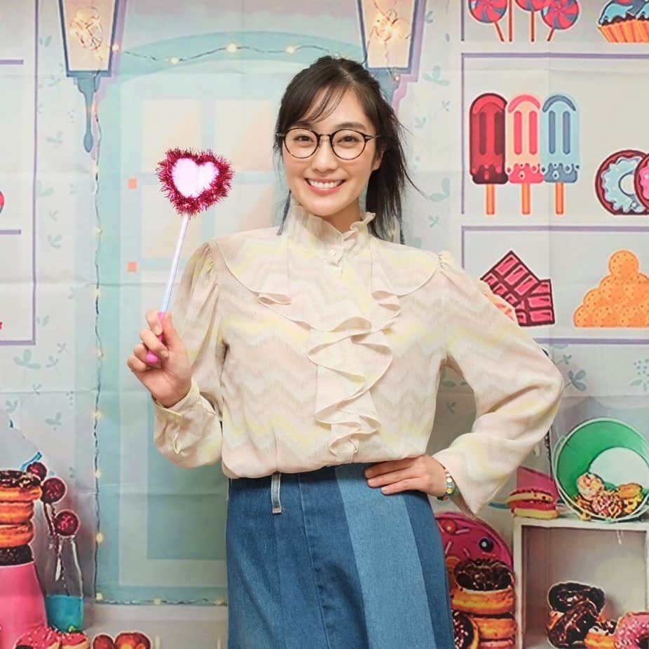 のインスタグラム：「昨日のYouTube大喜利の衣装はこちら。  くるみらTVのコミニティで写真で一言やっています。 ぜひ、回答してくださいね。 23時締め切りです。  #くるみらTV @kurumiratv  #YouTube大喜利 #昨日の衣装 #小澤真利奈  #husedvintageclothing @husedvintageclothing   #Photo #カメラマン #ほりたよしか さん @yoshikahorita  @caminari_inc   #スタイリスト #まりちゃん @maritanimoto   #ヘアメイク @_nagigee   #今日も21時から #YouTube大喜利 #ゲストは #造形作家の #山田勇魚先生 #楽しみです」