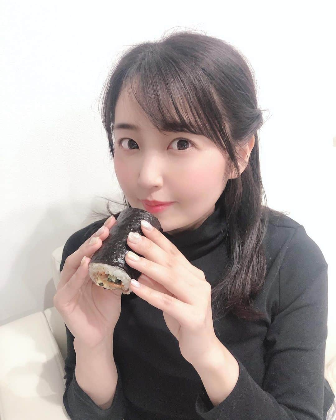 惣田紗莉渚さんのインスタグラム写真 - (惣田紗莉渚Instagram)「昨日寝起きで すべりこみで食べた😌 #節分 #恵方巻き #黙食」2月3日 11時46分 - sarisari0118