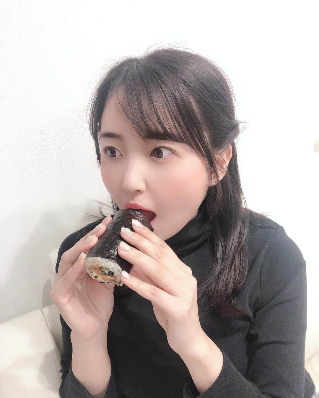 惣田紗莉渚さんのインスタグラム写真 - (惣田紗莉渚Instagram)「昨日寝起きで すべりこみで食べた😌 #節分 #恵方巻き #黙食」2月3日 11時46分 - sarisari0118