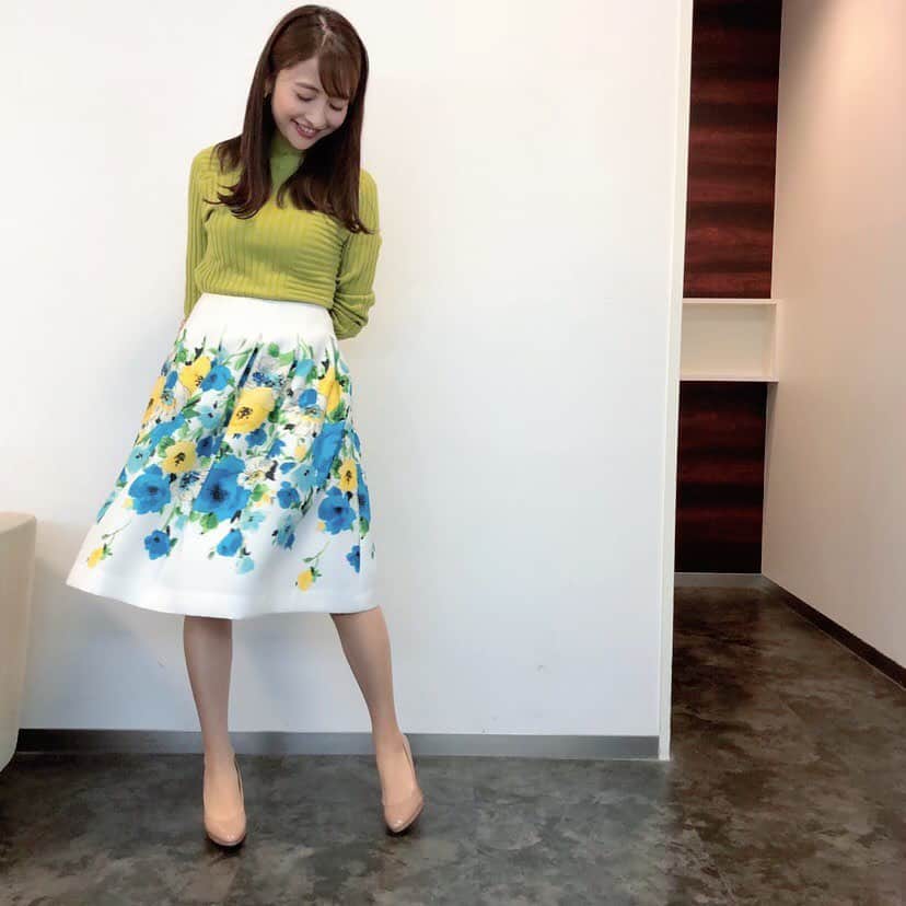 TBS「あさチャン！」のインスタグラム：「Today's まおこ Fashion🌼 . スタイリストさんからのポイント💁🏻‍♀️✨ 節分を迎えると春なんですよね〜🤗 春気分で若草色のニットに とても素敵なお花柄のスカートで 気分はもう春です😆🌸 春になると気分も華やいで服も明るく軽やかに🎶 …とはいえ寒いのでコートにストールは、必要です🧥 早く暖かくなぁーれ☺️ ・ トップス→Vis スカート→M's GRACY ・ ・ #tbs #あさチャン #アナウンサー #日比麻音子 #まおコーデ」