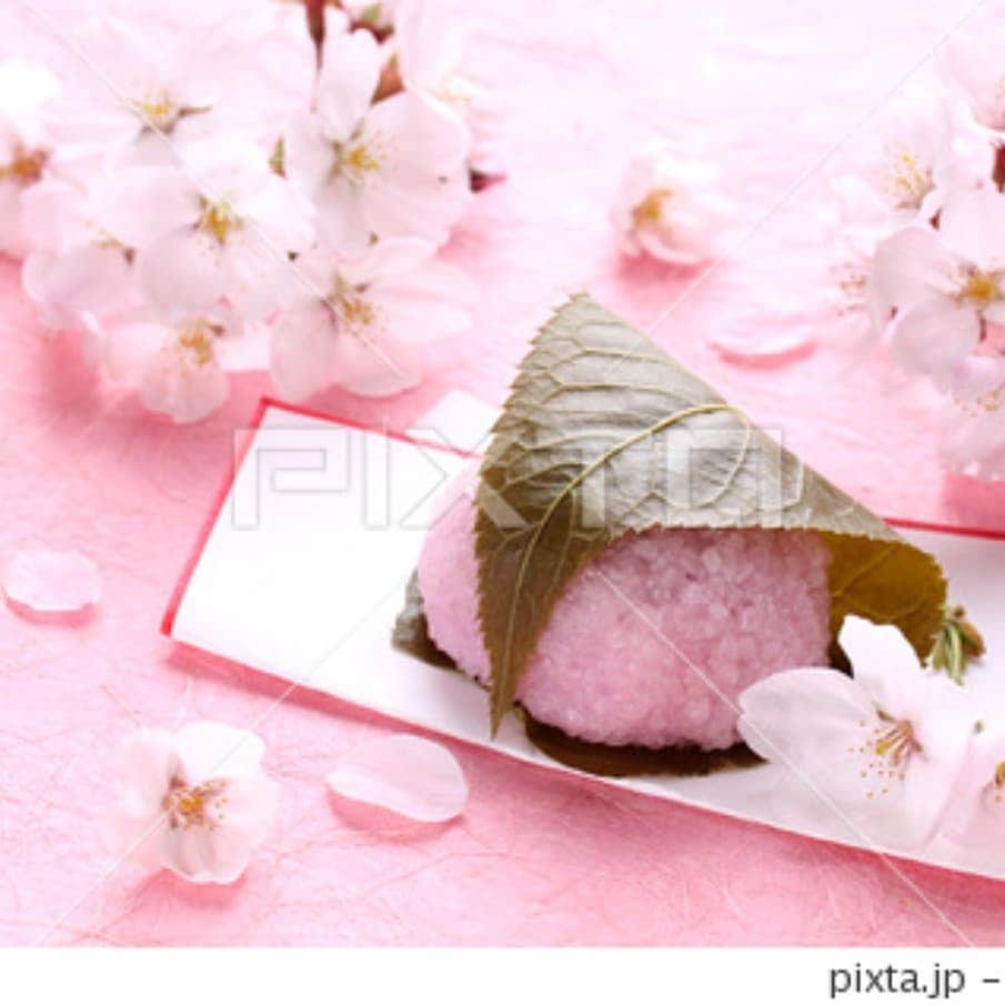 宇月田麻裕さんのインスタグラム写真 - (宇月田麻裕Instagram)「FM NACK5今日のラッキーフード占い！ 金運をUPさせてくれるのは、葉物。 立春に食べると良いとされている立春生菓子。  縁起物です。  縁起物を食べれば金運も良くなる。  葉物を使った生菓子、デザートに桜餅を食べよう。  #美味しい物を食べて運気UP　#ラッキーランチ　#ラッキーフード　#fmnack5　#スマイルサミット　#mahiroutsukita #宇月田麻裕　#開運食べ物 #パワーフード　　#開運フード     FM NACK5 「Smile SUMMIT」　　美味しい物を食べて運気UP!　開運研究家　ウツキタマヒロの「Lucky Lunch」  月曜～木曜　11時ころオンエアー￼  陰陽五行(ｲﾝﾖｳｺﾞｷﾞｮｳ)による今日のあなたのラッキーフードは？  ランチで食べられなかったあなたは、ディナーでもOK！  (アレルギーの人は食べたらだめよ(^-^;)  よかったら、聴いてみてくださいね💛📻」2月3日 11時59分 - mahiro_utsukita