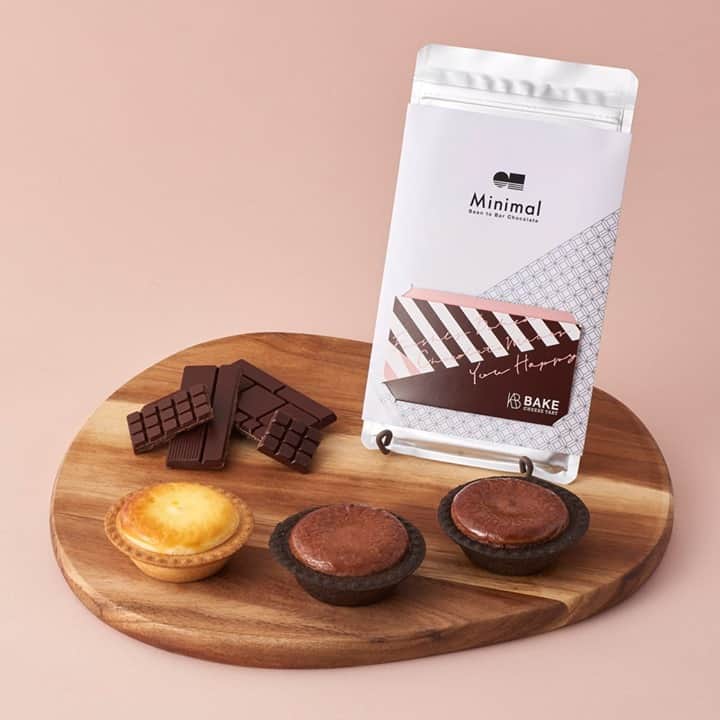 BAKE CHEESE TART OFFICIALのインスタグラム：「2021年2月1日（月）より、「Minimal -Bean to Bar Chocolate-（ミニマル）」のタブレットと焼きたてチーズタルトを一緒に楽しめる「Minimalタブレット＋タルトセット」が発売中です！  タブレットは日本発Bean to Bar チョコレートの先駆け的な存在のブランド「Minimal -Bean to Bar Chocolate-（ミニマル）」とコラボレーションし、ナッティーさやしっかりとしたカカオ感を感じられるベリーズのチョコレートをベースにニカラグアを加えてバランスの良い味わいに仕上げました。  ご自宅で過ごすバレンタインに、今しか味わえない特別なセットをぜひお楽しみください 🍫 🥧  【商品概要】 ■ 商品名：Minimalタブレット＋タルトセット ・焼きたてチーズタルト　1個 ・焼きたてチョコレートチーズタルト　2個 ・Minimalタブレット　1個 ■ 販売店舗：BAKE CHEESE TART 国内全店舗 ■ 価格：2,112円（税込） ■ 販売期間：2021年2月1日（月) 〜 なくなり次第終了 ※チョコレートは常温でのお渡しとなります。購入後は18℃以下の常温保管をお願いいたします。（28℃以上になると溶けてしまうため、高温や直射日光は避けてください。また、保存方法は裏面表示にも記載されております。）  #ベイクチーズタルト ﻿ #bakecheesetart #チーズタルト #チョコレートチーズタルト #チョコレート #チョコ #テイクアウトスイーツ #バレンタイン #バレンタインチョコ #バレンタインスイーツ #バレンタインギフト #おうちバレンタイン #ご褒美スイーツ #スイーツ ﻿ #スイーツ好き ﻿ #スイーツ部 #sweets #desserts #デザート #お菓子 ﻿ #チーズタルト専門店 #チーズケーキ」