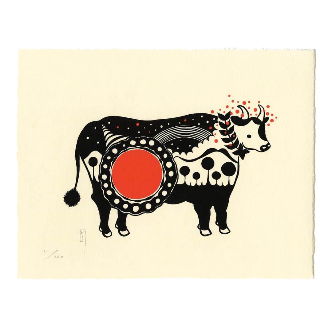 下條ユリさんのインスタグラム写真 - (下條ユリInstagram)「#立春大吉  Spring of Holy Mama Cow🐄🌸🌈  全てを癒す母なる強さで 虹の彼方へ🌈　も〜〜🐄🤍  Year of the Ox or Cow symbolize the hard work, positivity and honesty. Let Holy Mama Cow to save your soul in 2021 !   #YuriShimojo_zodiacs  🧡Limited Edition of 100 🖤8.5  X 11 inches （21.5 X 28 cm) 🧡Hand pulled Silkscreen Print on Hand deckled Torinoko Washi Japanese paper by the master printmaker #KeigoPrints NY 🖤Signed and numbered by artist  🧡$150 🖤FREE USPS Priority Mail shipping to the continental US.   Contact me🙋🏻‍♀️ yuri@yurishimojo.com or  tap @praise.shadows.art  shop  🤍🐄🤍  令和三年　辛丑🐄　  こちら額装でこんなに変わるんです、も〜素敵🤍🐄🤍ほんの一例。ご自慢のすてきな額装、是非シェアしてくださいね。 #額装 は楽しい　 #センスの見せどころ  おかげさまで年末分は完売しておりました丑年🐄 #下條ユリ干支画  各所↓補充し新たに販売しております🤍佳き年の記念に。  🖤限定１００枚 🧡サイズ：21.5 X 28 cm 🖤手刷りのシルクスクリーン版画 🧡耳付き鳥の子和紙 🖤サイン・エディション番号 付 🧡¥１６５００（税込)   🐄@saikocamera  オンラインショップ 🐄 @rina_arimura の鹿児島「粒」@tsubi_1  🐄京都ホホホ座の店とオンラインショップ @hohohozajoudoji   #LunarNEWYEAR  #Zodiacs #丑年 #YearOfTheOX  #YearOfTheCOW #2021 #2009 #1997 #1985 #1973  #1961  #1949 #1937 #1925  #1913  #HolyCow   #YuriShimojo_editions  #YuriShimojo  #下條ユリ　 #ScreenPrinting #SilkScreen  #FineArtEditions  #Printmaking」2月3日 12時00分 - yurishimojo