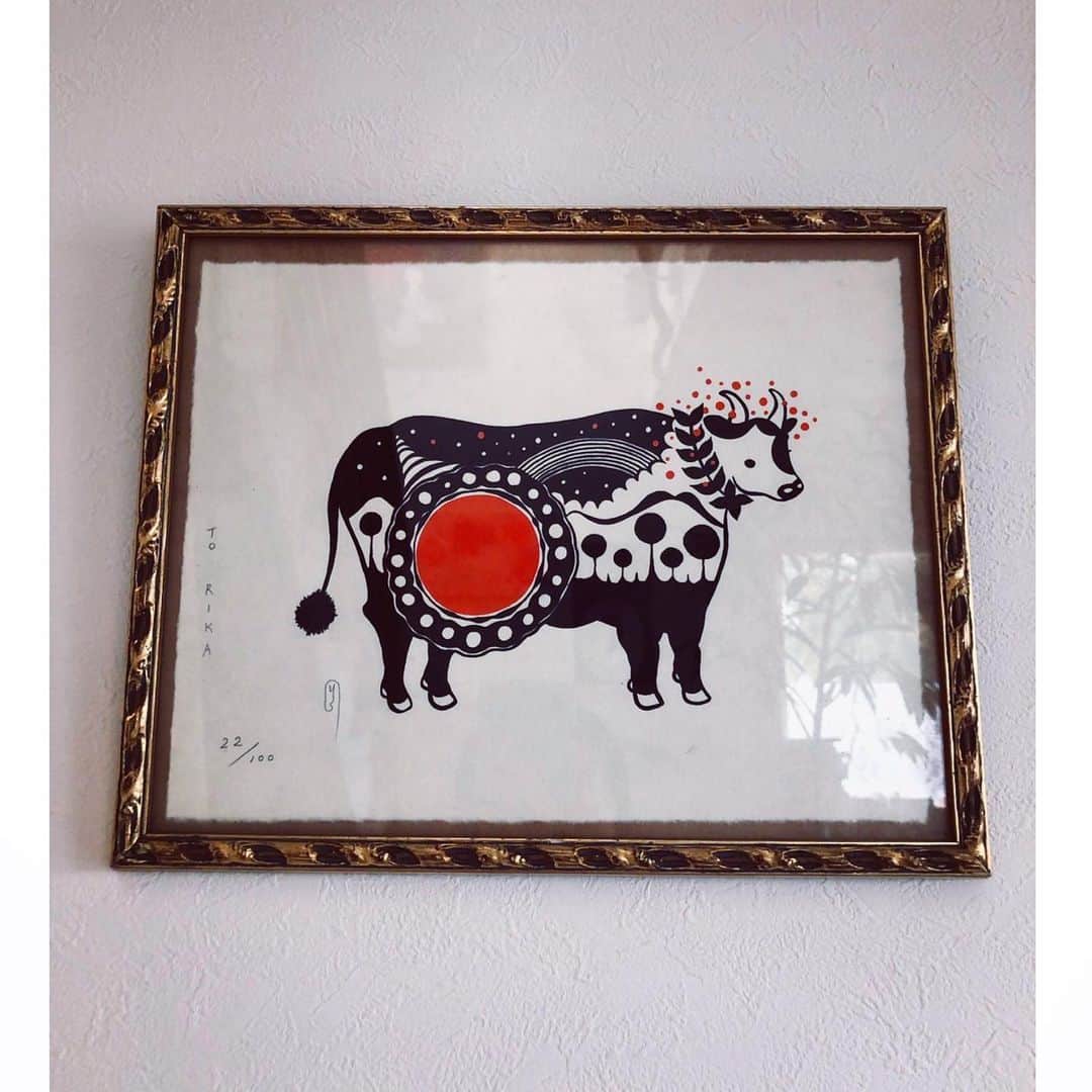 下條ユリさんのインスタグラム写真 - (下條ユリInstagram)「#立春大吉  Spring of Holy Mama Cow🐄🌸🌈  全てを癒す母なる強さで 虹の彼方へ🌈　も〜〜🐄🤍  Year of the Ox or Cow symbolize the hard work, positivity and honesty. Let Holy Mama Cow to save your soul in 2021 !   #YuriShimojo_zodiacs  🧡Limited Edition of 100 🖤8.5  X 11 inches （21.5 X 28 cm) 🧡Hand pulled Silkscreen Print on Hand deckled Torinoko Washi Japanese paper by the master printmaker #KeigoPrints NY 🖤Signed and numbered by artist  🧡$150 🖤FREE USPS Priority Mail shipping to the continental US.   Contact me🙋🏻‍♀️ yuri@yurishimojo.com or  tap @praise.shadows.art  shop  🤍🐄🤍  令和三年　辛丑🐄　  こちら額装でこんなに変わるんです、も〜素敵🤍🐄🤍ほんの一例。ご自慢のすてきな額装、是非シェアしてくださいね。 #額装 は楽しい　 #センスの見せどころ  おかげさまで年末分は完売しておりました丑年🐄 #下條ユリ干支画  各所↓補充し新たに販売しております🤍佳き年の記念に。  🖤限定１００枚 🧡サイズ：21.5 X 28 cm 🖤手刷りのシルクスクリーン版画 🧡耳付き鳥の子和紙 🖤サイン・エディション番号 付 🧡¥１６５００（税込)   🐄@saikocamera  オンラインショップ 🐄 @rina_arimura の鹿児島「粒」@tsubi_1  🐄京都ホホホ座の店とオンラインショップ @hohohozajoudoji   #LunarNEWYEAR  #Zodiacs #丑年 #YearOfTheOX  #YearOfTheCOW #2021 #2009 #1997 #1985 #1973  #1961  #1949 #1937 #1925  #1913  #HolyCow   #YuriShimojo_editions  #YuriShimojo  #下條ユリ　 #ScreenPrinting #SilkScreen  #FineArtEditions  #Printmaking」2月3日 12時00分 - yurishimojo