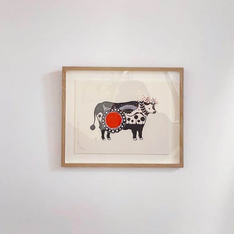 下條ユリさんのインスタグラム写真 - (下條ユリInstagram)「#立春大吉  Spring of Holy Mama Cow🐄🌸🌈  全てを癒す母なる強さで 虹の彼方へ🌈　も〜〜🐄🤍  Year of the Ox or Cow symbolize the hard work, positivity and honesty. Let Holy Mama Cow to save your soul in 2021 !   #YuriShimojo_zodiacs  🧡Limited Edition of 100 🖤8.5  X 11 inches （21.5 X 28 cm) 🧡Hand pulled Silkscreen Print on Hand deckled Torinoko Washi Japanese paper by the master printmaker #KeigoPrints NY 🖤Signed and numbered by artist  🧡$150 🖤FREE USPS Priority Mail shipping to the continental US.   Contact me🙋🏻‍♀️ yuri@yurishimojo.com or  tap @praise.shadows.art  shop  🤍🐄🤍  令和三年　辛丑🐄　  こちら額装でこんなに変わるんです、も〜素敵🤍🐄🤍ほんの一例。ご自慢のすてきな額装、是非シェアしてくださいね。 #額装 は楽しい　 #センスの見せどころ  おかげさまで年末分は完売しておりました丑年🐄 #下條ユリ干支画  各所↓補充し新たに販売しております🤍佳き年の記念に。  🖤限定１００枚 🧡サイズ：21.5 X 28 cm 🖤手刷りのシルクスクリーン版画 🧡耳付き鳥の子和紙 🖤サイン・エディション番号 付 🧡¥１６５００（税込)   🐄@saikocamera  オンラインショップ 🐄 @rina_arimura の鹿児島「粒」@tsubi_1  🐄京都ホホホ座の店とオンラインショップ @hohohozajoudoji   #LunarNEWYEAR  #Zodiacs #丑年 #YearOfTheOX  #YearOfTheCOW #2021 #2009 #1997 #1985 #1973  #1961  #1949 #1937 #1925  #1913  #HolyCow   #YuriShimojo_editions  #YuriShimojo  #下條ユリ　 #ScreenPrinting #SilkScreen  #FineArtEditions  #Printmaking」2月3日 12時00分 - yurishimojo