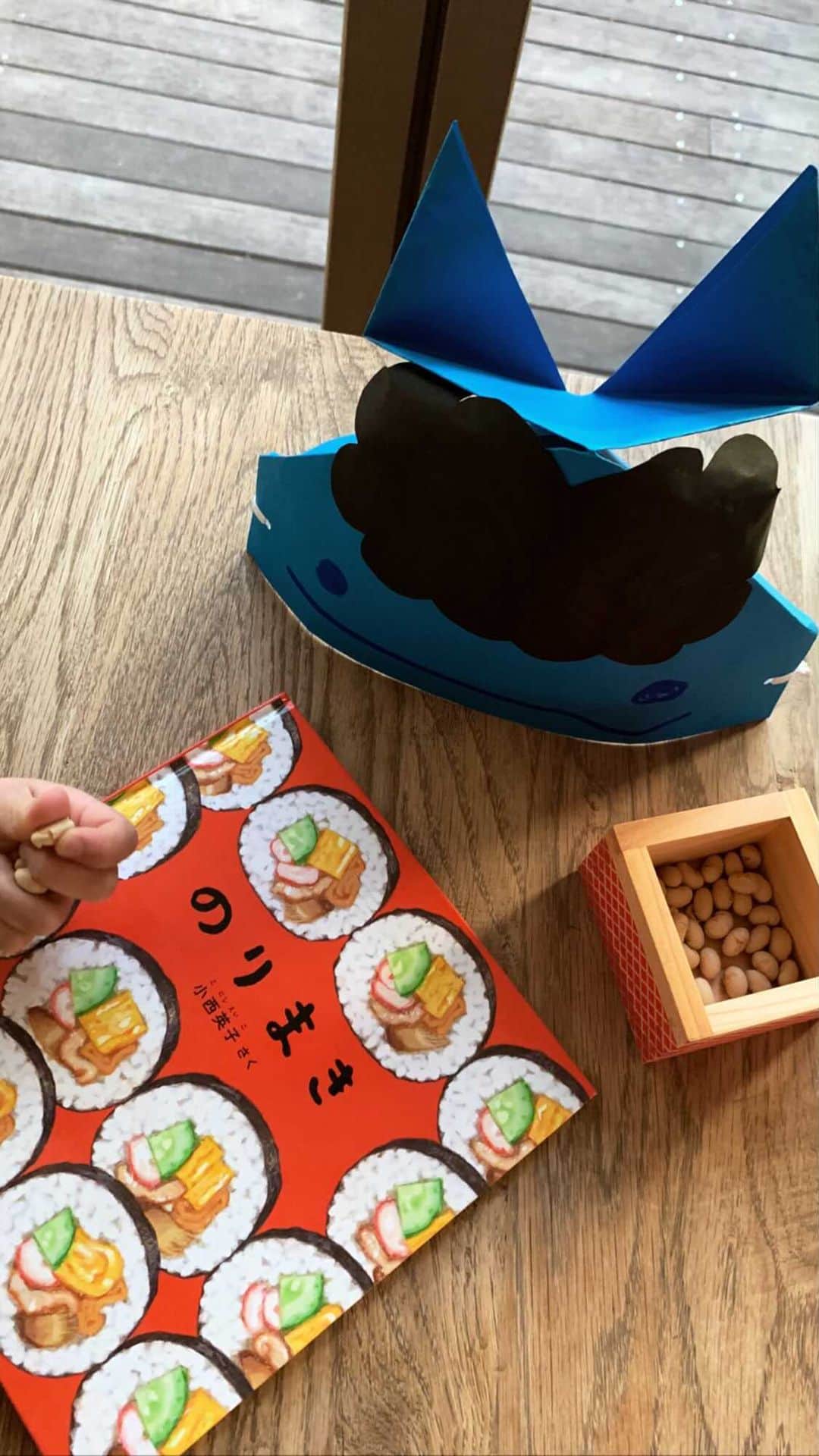 宇藤えみのインスタグラム：「小さな料理人ののりまき作り。 またまた好きな絵本『のりまき』を見ながら あなごがないー しいたけがないー かんぴょうもないじゃん！と言われながらw バタバタしてて仕込む時間なかったと母ちゃんアシスタントは言い訳をしながらw 息子が家族分巻き巻きしてくれました。 最高〜に美味しかった。 鬼が夫と分かっていても豆まき必死で最後袋ごと投げてたw 母ちゃん鬼は登場したらお面がズレて何やってんだー！って笑われ、今年は面白い鬼の思い出になったようです。👹 #節分の日#絵本ごはん#のりまき #親子ごはん」