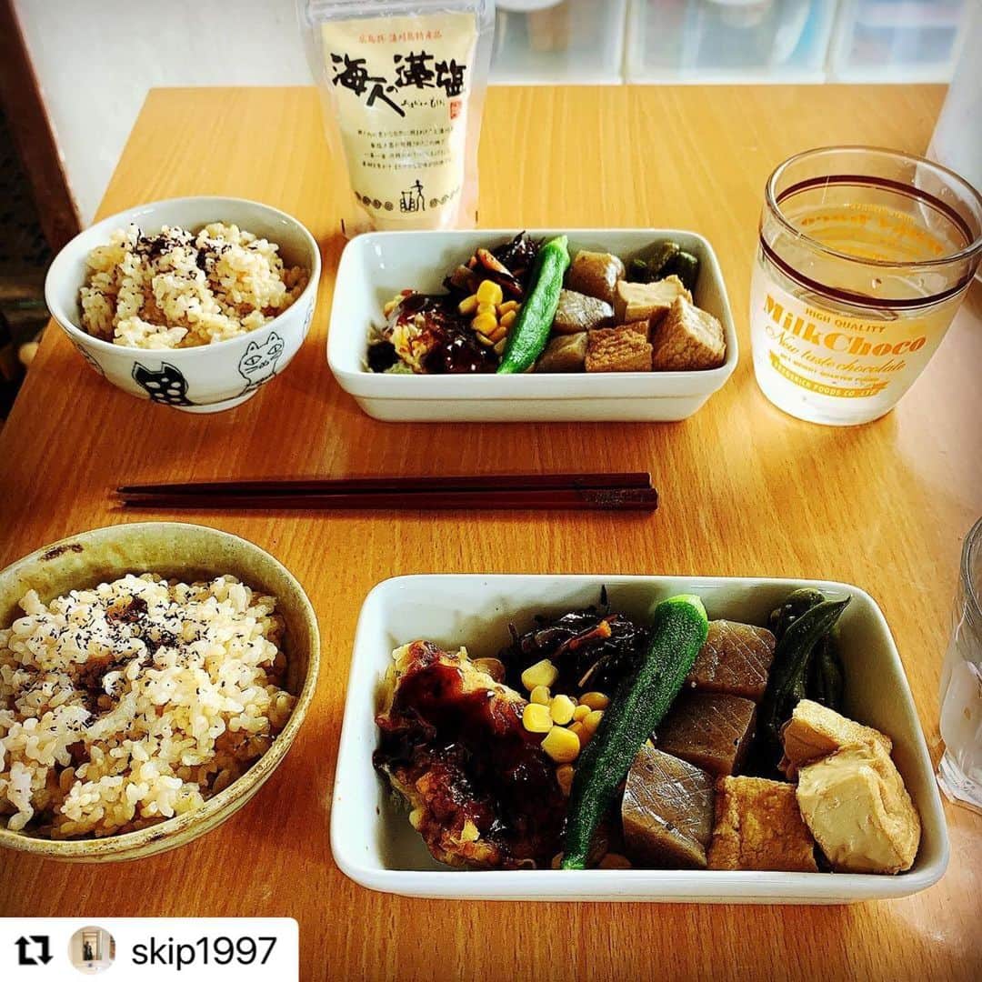のインスタグラム：「海人の藻塩をお使いいただいております🙋‍♀️﻿ ﻿ ヘルシーごはんをバランス良く食べて、お昼からも頑張りましょ〜😆👏﻿ ﻿ 皆さんも海人の藻塩でお料理をつくったらぜひ #海人の藻塩 をつけて投稿してみてくださいね🤳﻿ ﻿ #あまびとのもしお #藻塩 #amabitonomoshio﻿ ﻿ #Repost @skip1997 with @make_repost﻿ ・・・﻿ 今日で 主要な 天井板張りは ﻿ 終わりにしたい (*'▽'*)﻿ ﻿ おなか ぺったんこの﻿ お昼ごはんは ゆうべの 残りもの﻿ ヘルシぃごはん ♡﻿ ﻿ 海人の 藻塩は﻿ 広島呉 蒲刈島 特産品 ♪﻿ ﻿ マグネシウムが 豊富な﻿ オススメ品です ＾＾﻿ ﻿ #お昼ごはん﻿ #ヘルシーごはん﻿ #ヴィーガン ﻿ #残りものごはん ﻿ #海人の藻塩﻿ #広島呉﻿ #蒲刈島﻿ #特産品﻿ #マグネシウム﻿ #オススメ﻿ #リノベーション﻿ #豊かな暮らし」