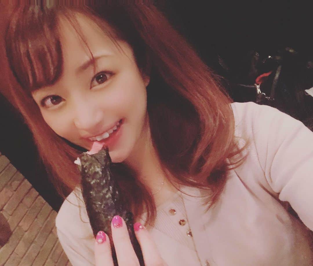 葵ゆりかのインスタグラム：「節分が、2月3日以外の年があるなんて知らなかったよ😳  あゆちゃん @kantani_ayumi  が作ってくれた恵方巻きが美味しすぎた🥰♥️ ちゃんと南南東を向いて黙って食べました。 これぞ黙食。笑  👦🏻のために鬼にまでなってくれるあゆちゃん優しすぎ♥️  #節分 #恵方巻き　#南南東　#黙食　#鬼　#👹　#豆まき　#鬼は外福は内」