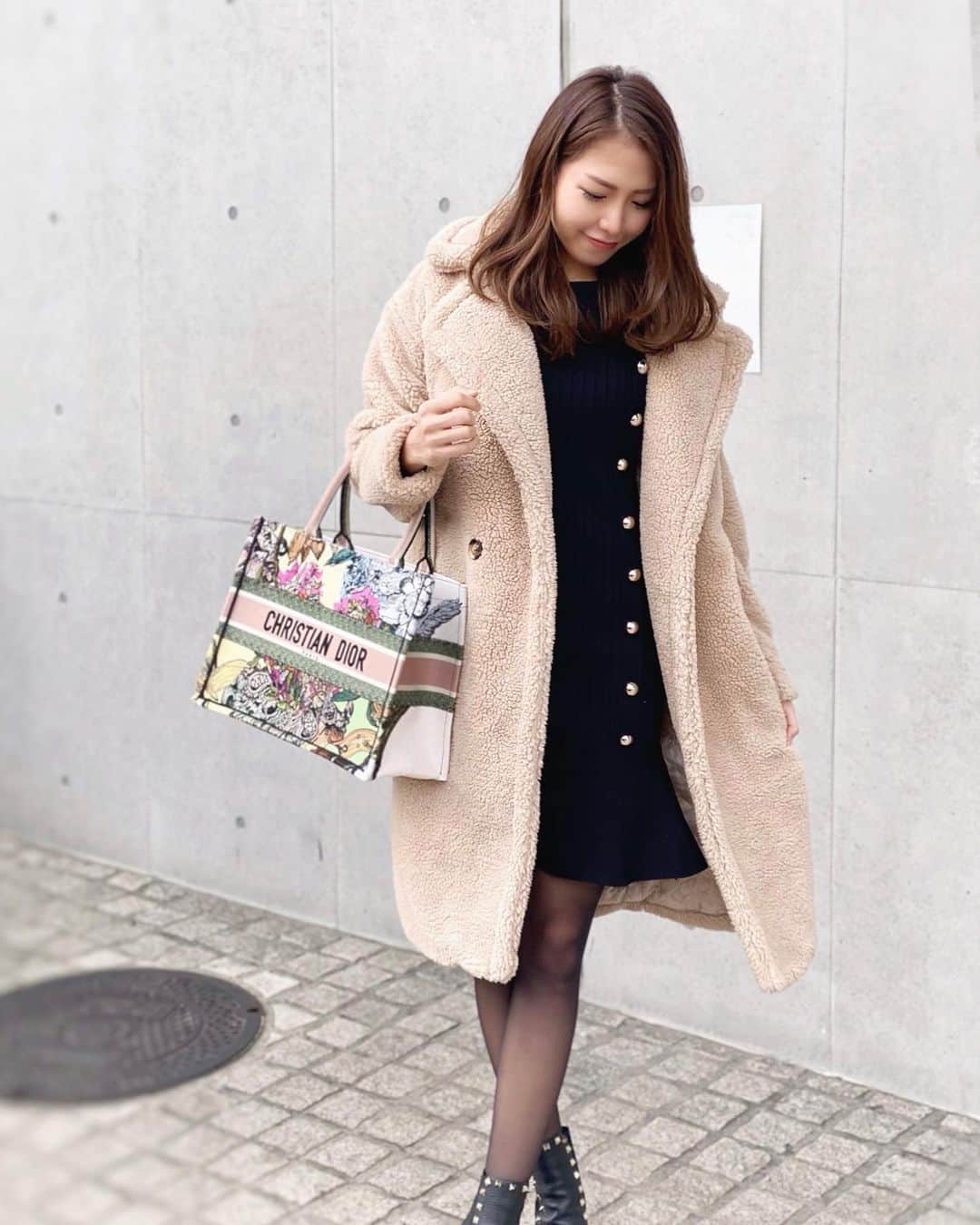 のインスタグラム：「* 今日は出社day〜👩‍💻頑張りましょ✨  もこもこアウターとワンピは @salang_official  韓国ファッション可愛いよねえ🥺🧸💛  @dior の春色バッグは MacBookがちょうど入る大きさで良き☺️✨  皆さまも午後仕事ふぁいとですー❣️  #fashion #ootd #salang #韓国ファッション #dior #春 #私服 #valentino」