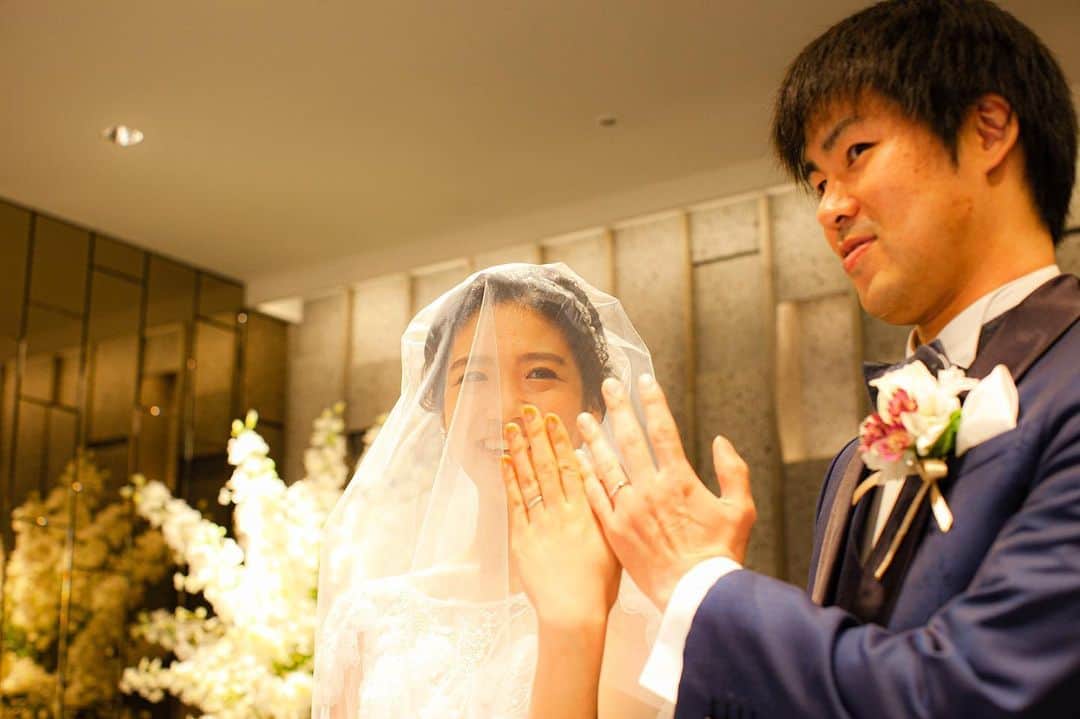 のインスタグラム：「【#スイスホテル花嫁 さまレポート】 #指輪交換 の次は#指輪の披露。幸せに満ちた笑顔が溢れています。 【#SwissotelBrides Report】 Next to the ring exchange, the ring will be shown.  A smile full of happiness is overflowing. #スイスホテル花嫁  #スイスホテル南海大阪  #スイスホテルウエディング  #スイスホテルロマンス  #大阪結婚式  #ホテルウエディング  #ホテル婚  #なんば  #なんば駅  #swissotelnankaiosaka  #swissotelwedding  #swissotelromance  #osakawedding  #wedding  #hotelwedding  #osaka  #osakajapan」