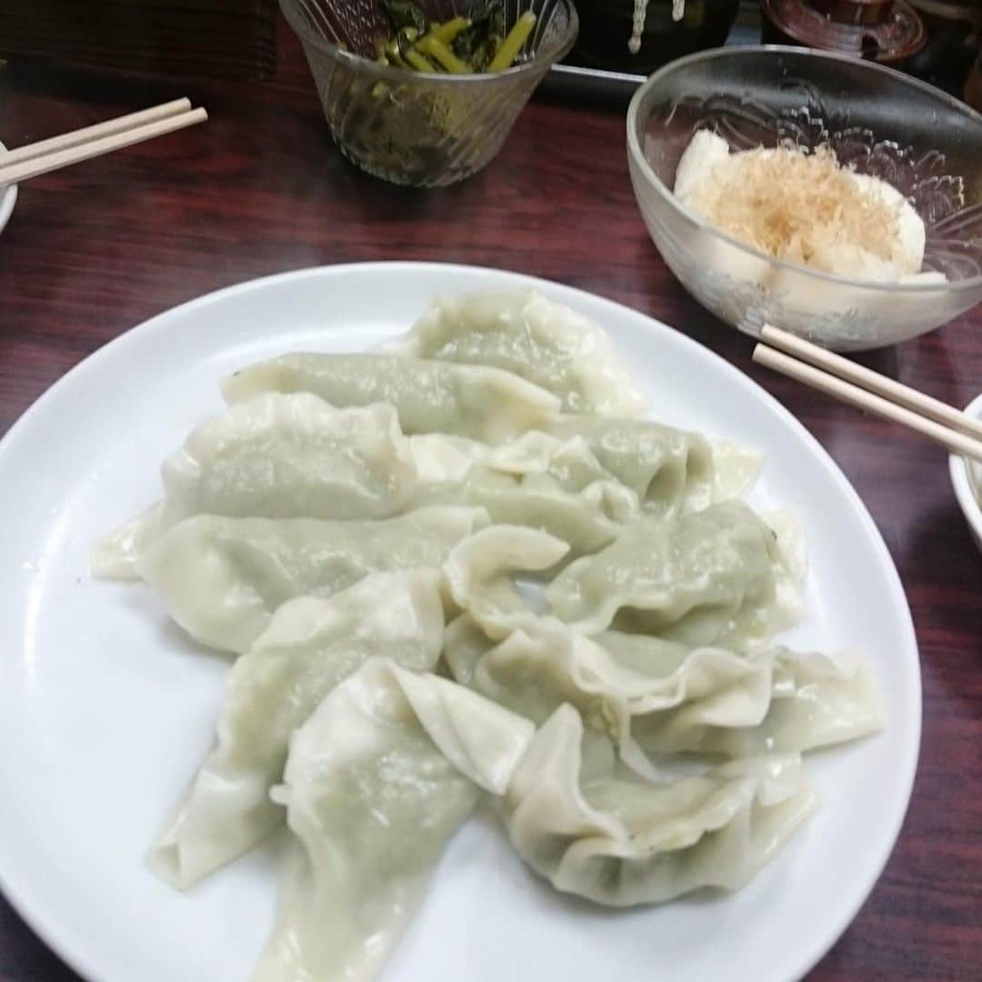 ボートレース宮島さんのインスタグラム写真 - (ボートレース宮島Instagram)「. 🥟ぎょうざの美和🥟 . 今年は2月3日がギョーザの日🥟らしいです（中華圏では春節に餃子を食べる習慣があるからだそうです） . 宇品にある餃子の老舗店 なんと創業昭和38年！ . 揚げや焼きでパリパリの「焼き餃子」ともっちもちの「ゆで餃子」🥟🥟🥟 個人的にはゆで餃子がおすすめです😋 . 大きなお店ではありませんが、いつも店内は満員の人気店です🤗 現在、席を間引くなど新型コロナ対策をして営業されているようです 私たちもできる限り気を付けながら、外食を楽しみましょう🍜 . . #ボートレース宮島 #宮島競艇場 #宮島競艇 #パルボート宮島 #ボートレース #boatrace #競艇 #競艇場 #モンタ #ボートレースな日々 #ぎょうざの美和 #美和 #餃子 #宇品 #広島グルメ #miyajima #広島観光  #hiroshima」2月3日 12時04分 - boatrace_miyajima