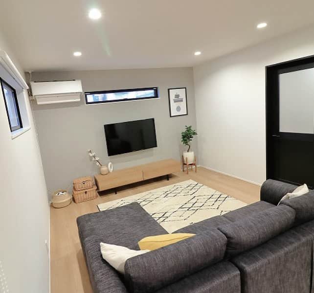 西本ハウスのインスタグラム：「【MS様邸のご紹介】  Living②🌱  N.STYLE 東区戸坂桜西町 MS様邸  施工事例はこちら▼ @nishimoto_house ⇧プロフィールのURLよりご覧いただけます👀  西本ハウスでは、『新型コロナウイルスを含む感染症の予防及び拡散防止対策』に関しまして、以下のことを実施しております。  ①見学会・イベント、来店など接客時にはスタッフ全員マスクを着用させていただきます。なお、お客様にもご来店・ご来場時のマスク着用にご協力をお願い致します。 ②見学会・イベントに関しましては個別のご案内・ご対応をさせていただきます。 ③お子様の感染防止のため、キッズスペースの使用は禁止とさせていただきます。 ④来店は同時3組までとし、ソーシャルディスタンスを確保しながら対応させていただきます。 ⑤アルコール除菌を徹底しています。なお、お客様のご来店・ご来場時に入口にて検温及びアルコール除菌スプレーの噴霧にご協力をお願い致します。  またイベントをお申込みいただいていても状況によってはご案内できなくなる可能性もございますので予めご了承ください。ご理解、ご協力のほど何卒よろしくお願い申し上げます。  #西本ハウス #広島県 #工務店 #1000万円からはじめる家づくり #子育て世代の家  #子育て世代の家づくり #デザイン住宅  #デザイナーズ住宅 #新築一戸建て #マイホーム #新築マイホーム #注文住宅 #規格住宅 #家づくり #暮らしを楽しむ #広島のイベント #こだわりの家 #こだわりポイント」