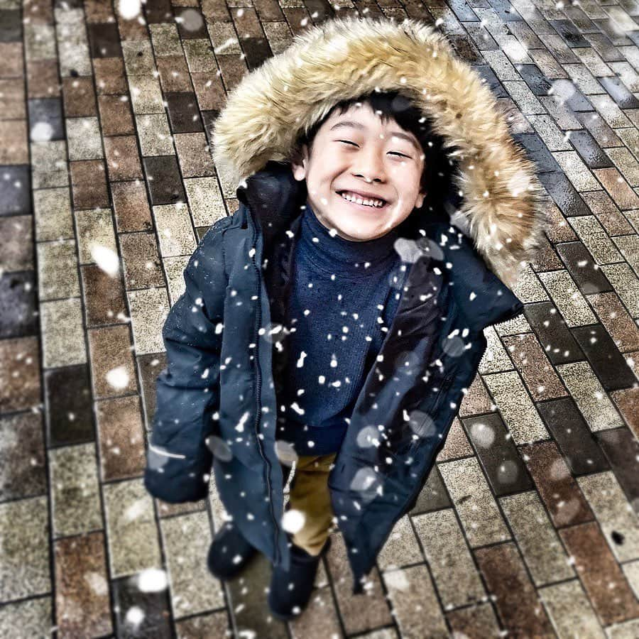 中道あすかさんのインスタグラム写真 - (中道あすかInstagram)「ただただ、お気に入りのpic❄️ #親バカ#親バカ部  子供の笑顔って ほんと何ものにも変えられない 私のパワーの源です☀️  スクスク成長してね👏と祈りながら 大きくならないでー😭と願う...、  そんな矛盾する気持ちが 日に日に積み重なって  毎日のちょっとした発言や 可愛い表情を見逃さないよう 向き合う毎日です。  まだ7才なのに、 すでに1才の頃、3才の頃の ほぺたろうに会いたい🥲  きっと10年後は、今のほぺたろうに　会いたくて会いたくて たまらないだろうから、  そう思うとほんと 今の毎日が宝物だと思う💍 . . . . . #code ダウン→#reima (@reima ) . . . #reima#レイマ#reimakid #キッズコーデ#キッズコーデ男の子#男の子#男の子コーデ#雪#snow#フォトジェニック#ダウンコート#セール戦利品 #おしゃれキッズ #お洒落さんと繋がりたい #instakids#japan#code#kidsfashion#kidsmodel#キッズモデル#子育て#育児#育児日記#子育て記録」2月3日 12時16分 - asuroom