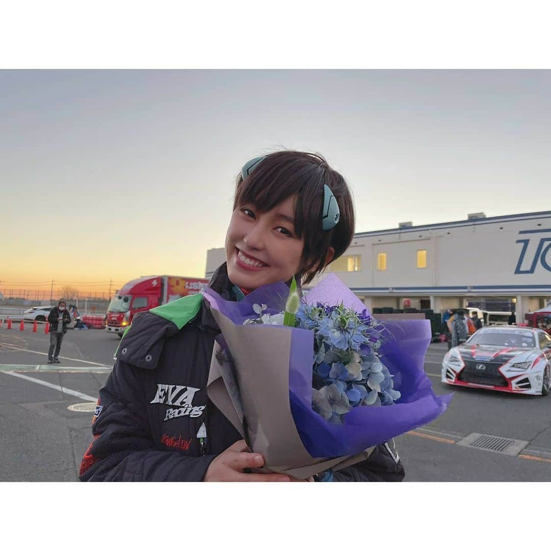 杉原枝利香さんのインスタグラム写真 - (杉原枝利香Instagram)「D1GP in 筑波サーキット ありがとうございました！！ エヴァレーシングRQ2020のサーキットでの最後の活動でした✨ 応援してくださった皆様ありがとうございます。 最後にラナさんからシンジカラーの花束をいただきました😊💙 #エヴァ #エヴァンゲリオン #エヴァンゲリオンレーシング #碇シンジ #evaracing #eva #evangelion #rq #race #car #D1GP #筑波サーキット #俺だっレーシング #横浜トヨペット #model #actress #photo #撮影会 . .  . . #りンご #杉原枝利香 #followme ♡」2月3日 12時26分 - erikasugihara