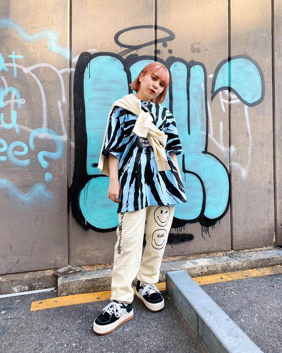 XGIRL_ootdのインスタグラム：「#xgirl_ootd @__wendys2 145cm X-girl HIROSHIMA STAFF ・ ----------------------------- ・ ▪️X-girl × CHINATOWN MARKET SMILEY(R) FACE S/S TEE ¥5,500+tax (SIZE XL) ▪️X-girl × CHINATOWN MARKET SMILEY(R) SWEAT HOODIE ¥12,500+tax (SIZE M) ▪️X-girl × CHINATOWN MARKET SMILEY(R) SWEAT PANTS ¥10,000+tax (SIZE S) ・ ------------------------ #xgirl #xgirljp #xgirlus」
