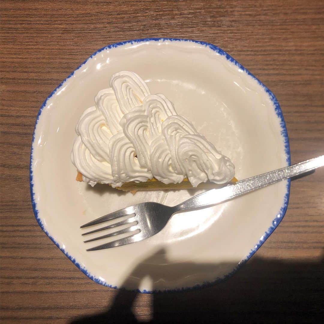 のインスタグラム：「この前かほと食べたかぼちゃのクリームケーキ🍰 美味しかった〜♡  #ケーキ #かぼちゃケーキ」