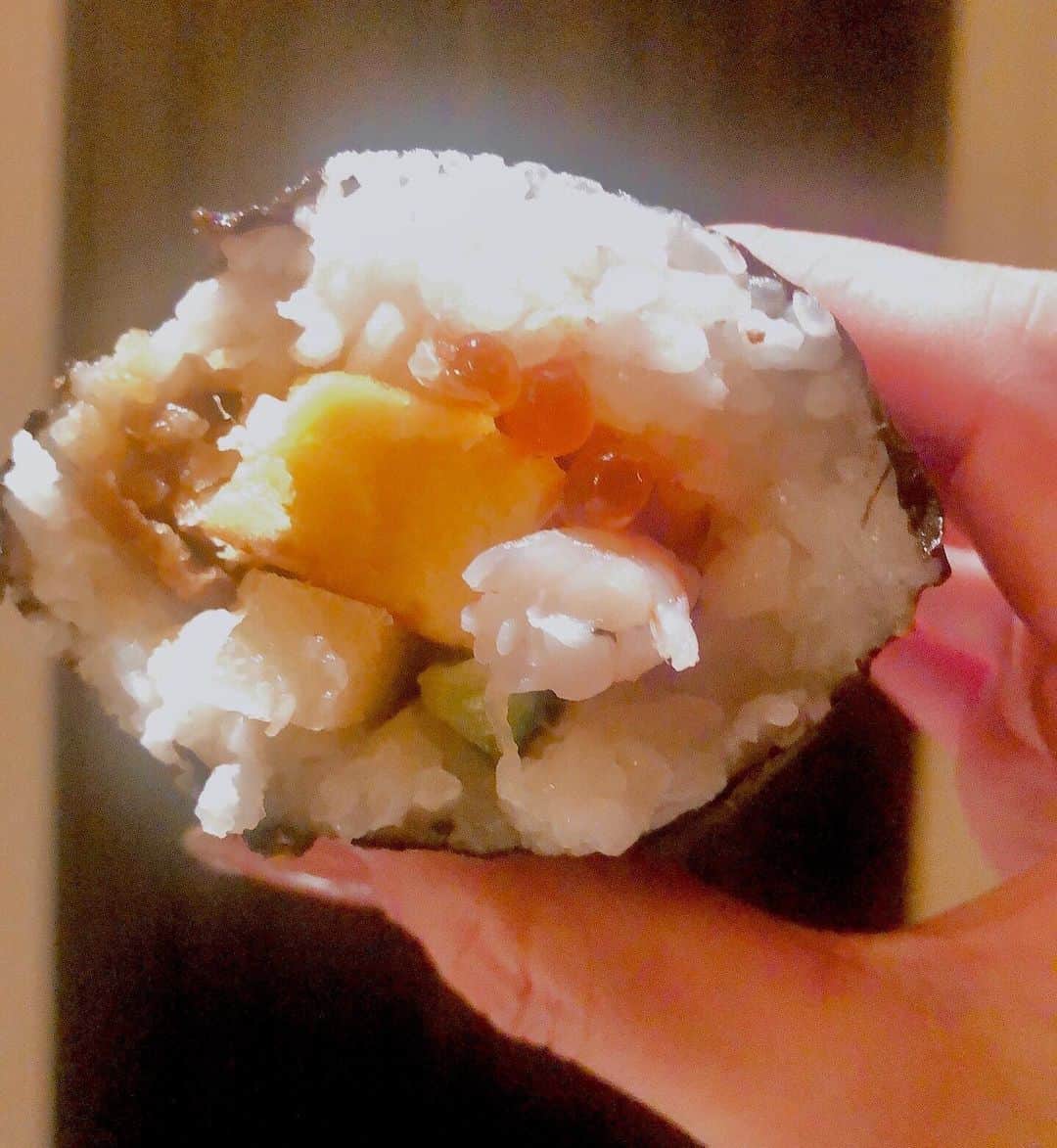 のインスタグラム：「昨日の恵方巻き✨具材結構豪華✨ 南南東向いて… 食べるまで喋ったらダメらしい… ・ 東京で節分の太巻き食べれるとは時代だねぇー♪ ・ ・ #恵方巻き #節分 #太巻き」