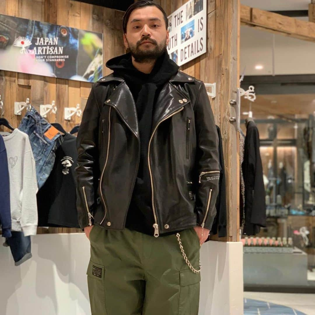 denham_japanさんのインスタグラム写真 - (denham_japanInstagram)「BIKER TOKYO NIGHT﻿ BLACK﻿ ¥159,500(税込)﻿ ﻿ 60年代のブリティッシュライダースジャケットからインスピレーションを受け、現代的なフィットに仕上げてます。﻿ ラムレザーを使用し、ベジタブルタンニング仕上げ。そのため使い込んだ際の艶感や色味の変化を楽しむことができます。さらに丈夫で柔らかいのも特徴です。﻿ ディティールのこだわりにも目が離せません！ ﻿ #denham #denhamjapan #denhamthejeanmaker #denimfashion #leatherjacket #bikerjacket #lambleather #vegitabletanning #fashion #デンハム #デンハムジャパン #デンハムザジーンメーカー #デニムファッション #バイカージャケット #レザージャケット #ラムレザー #ベジタブルタンニング #ファッション」2月3日 12時24分 - denham_japan_by_aki_negishi