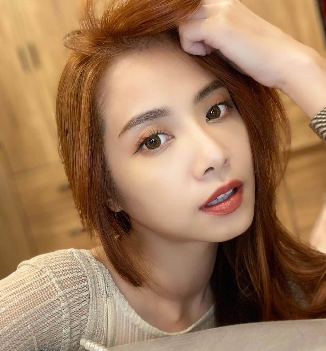 Miaのインスタグラム：「做了立體透視飄眉到現在已經整整三週了～經歷過了快10天的結痂期～（其實都沒人看的出來結痂脫皮😝）現在可以隨時素顏出門了！真的很方便🥰如果要化妝自己隨便補一點眉筆上去眉毛就馬上很美膩了👍 ❤️❤️❤️ 想要輕鬆美美的出門可以找Ring美容師😘 預約專線：02-27117257 #細心兼具專業 #雅澤美容」