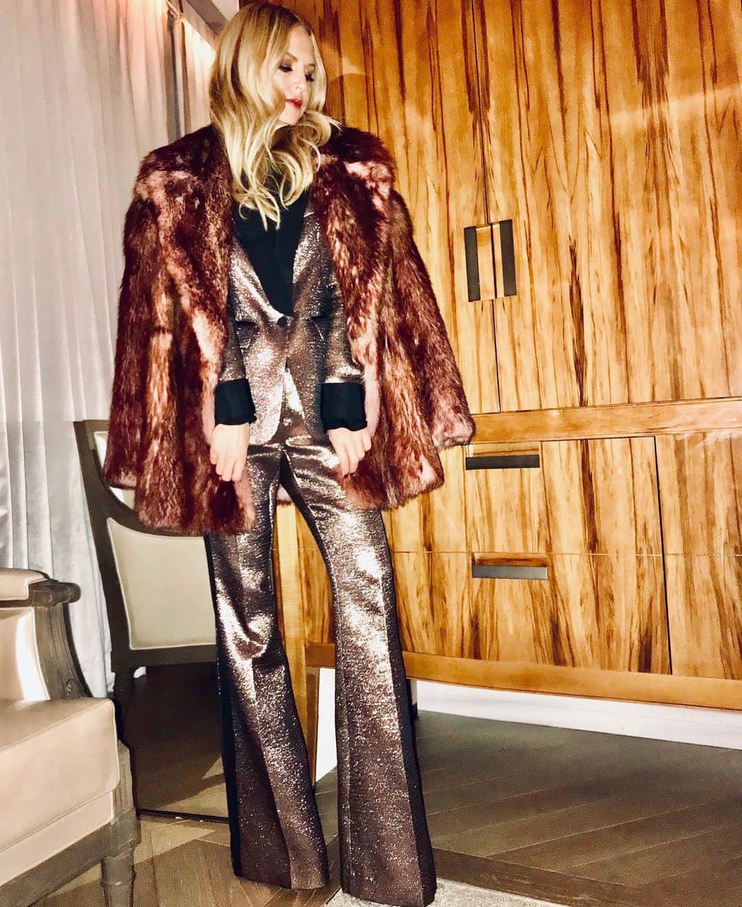 レイチェル・ゾーのインスタグラム：「My vibe tonight to go nowhere ✨ #powersuit and faux fur #forever ...glamour is a state of mind. XoRZ」