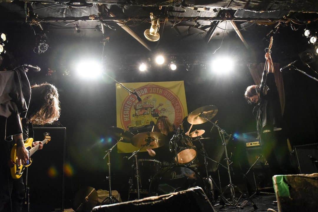 のインスタグラム：「【LIVE INFO】﻿ ﻿ strange world's endが出演する﻿ 2/9(火)三軒茶屋HEAVEN'S DOORは﻿ 新型コロナウイルス感染拡大防止とする﻿ 政府の緊急事態宣言の延長に伴い、﻿ ライヴハウスが休業となる為中止となりました。﻿ ご了承よろしくお願い致します。﻿ ﻿ ﻿ ■‪2月9日‬(火)‪‬@三軒茶屋HEAVEN'S DOOR﻿ http://heavens-door-music.com/﻿ ﻿ act:﻿ ユキンコアキラ﻿ 百鬼夜恍﻿ 糸川貴祥﻿ good picture!﻿ strange world's end﻿ ﻿ OPEN 18:30 / START 19:00﻿ ADV￥2,300 / DOOR ￥2,500 / DRINK別﻿ ﻿ photo by#セオサユミ﻿ ﻿ #strangeworldsend #ストレンジワールズエンド #飯田カヅキ #kazukiiida #平マサト #masatotaira #フルカワリュウイチ #ryuichifurukawa #band #バンド #live #livephoto #ライブ #ライブ写真 #livehouse #ライヴハウス」