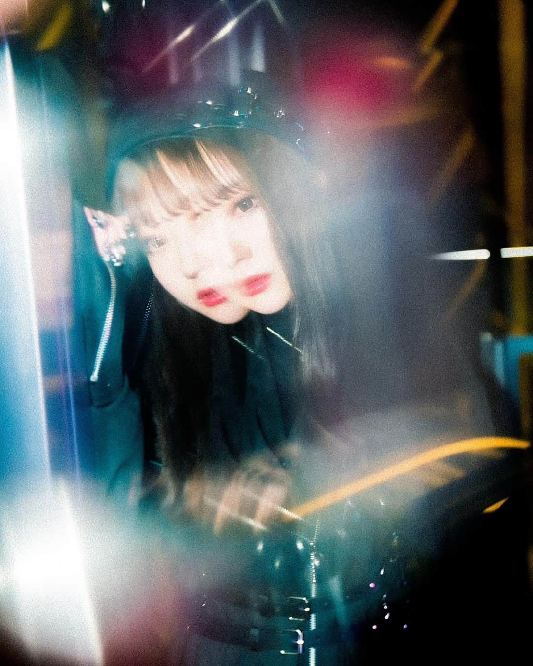 おもてちゃんのインスタグラム：「. 💎💎 ネイルもこの撮影に合わせて変えたの🈂️」