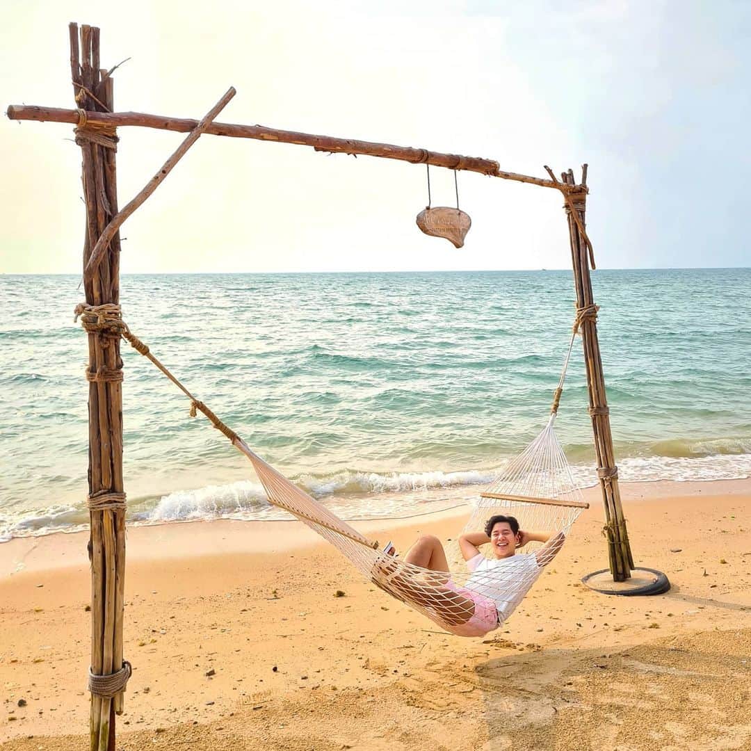 アイス・サランユーのインスタグラム：「ทะเลเรียกว่า SEA ช่วงเวลาดีดีเรียกว่าเธอ😄🤘 @renaissancepattaya  #renaissancepattaya  #renpty #renpattaya」