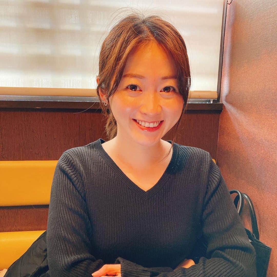 本谷亜紀のインスタグラム：「ラーメン関係の友人のご紹介でインディバとハーブピールを初体験しました😊 ㅤㅤㅤㅤㅤㅤㅤㅤㅤㅤㅤㅤㅤ 青山にあるとっても素敵なINDIBA AIBIIさんにて☺️インテリアもおしゃれ🥺 ㅤㅤㅤㅤㅤㅤㅤㅤㅤㅤㅤㅤㅤ インディバって、身体の芯からどんどんあっためてむくみや冷えやダイエットに効果的なんだけど、実際本当に大量に汗をかいてサイズもダウンして感動㊗️😍 ㅤㅤㅤㅤㅤㅤㅤㅤㅤㅤㅤㅤㅤ ラーメンをとにかく食べる私は、消化機能がお疲れで冷えが悩みだったんだけど数日後もポカポカが続いてます！2枚目の写真はむくみが撮れて鎖骨がスッキリしてる！  ハーブピールは天然ハーブを使った優しいピーリング。終わった後のお肌の透明感、もちもち感は本当に凄い🥺すっぴんでもツヤツヤ！  一回で効果わかって嬉しい！リモートで疲れ切った身体が生き返りました〜👏 ㅤㅤㅤㅤㅤㅤㅤㅤㅤㅤㅤㅤㅤ 写真は今朝撮ったもの。ファンデーションは塗らなくても肌がトーンアップしてます！ポカポカになるから一時的に肌に赤みが出るけど直ぐに引いてきます！  #インディバ #インディバサロン #美容家AINAKO #造形美メゾット #造形美メゾットマッサージ  @indiba_aibii22」