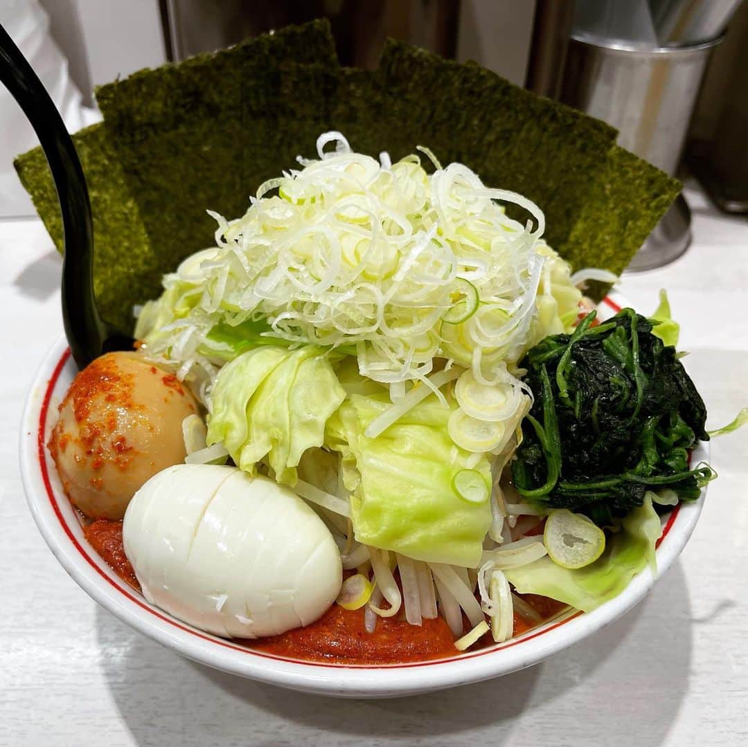rasuさんのインスタグラム写真 - (rasuInstagram)「蒙古タンメン中本川崎店 濃厚巨豚北極麺半分10倍 やさい大盛北極味玉ゆでたまごネギほうれん草海苔  今日以外期間中に行けそうになかったので濃厚巨豚北極行ってきた！！！ No. 1に好きな限定はやっぱり旨かった…  ガツンとニンニクが効いたスタミナ系の味付けで箸止まりませんわ… やさい大盛りにするとスープの冷えとか水っぽさがでたりで食べどきが難しいけど早めに食べながら少し残ったのを混ぜて…最高です(//´﹃｀//)  #蒙古タンメン中本 #蒙古タンメン中本川崎店 #濃厚巨豚北極 #ラーメン #旨辛」2月3日 12時43分 - rashu_eat