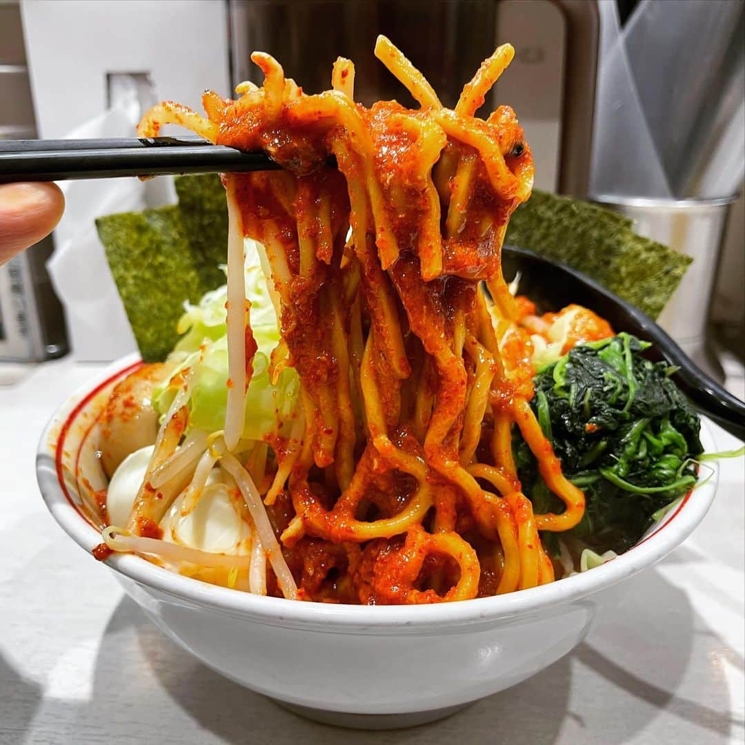 rasuさんのインスタグラム写真 - (rasuInstagram)「蒙古タンメン中本川崎店 濃厚巨豚北極麺半分10倍 やさい大盛北極味玉ゆでたまごネギほうれん草海苔  今日以外期間中に行けそうになかったので濃厚巨豚北極行ってきた！！！ No. 1に好きな限定はやっぱり旨かった…  ガツンとニンニクが効いたスタミナ系の味付けで箸止まりませんわ… やさい大盛りにするとスープの冷えとか水っぽさがでたりで食べどきが難しいけど早めに食べながら少し残ったのを混ぜて…最高です(//´﹃｀//)  #蒙古タンメン中本 #蒙古タンメン中本川崎店 #濃厚巨豚北極 #ラーメン #旨辛」2月3日 12時43分 - rashu_eat