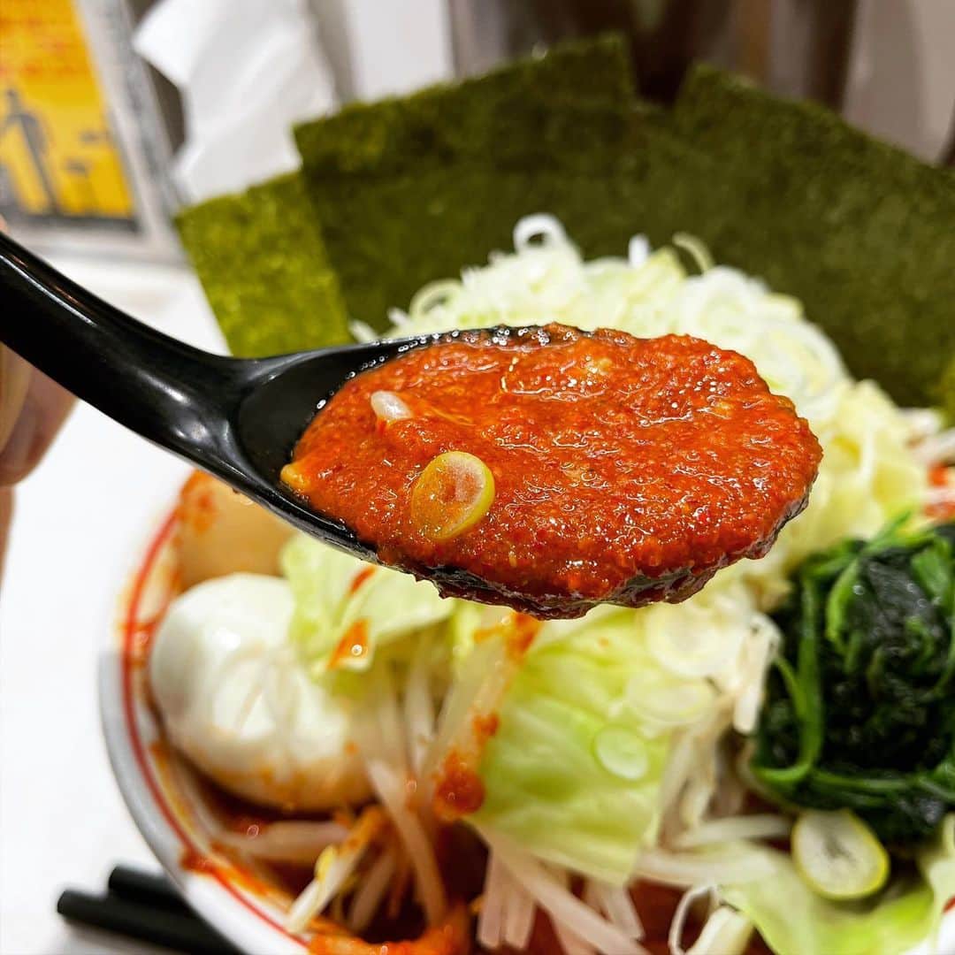 rasuさんのインスタグラム写真 - (rasuInstagram)「蒙古タンメン中本川崎店 濃厚巨豚北極麺半分10倍 やさい大盛北極味玉ゆでたまごネギほうれん草海苔  今日以外期間中に行けそうになかったので濃厚巨豚北極行ってきた！！！ No. 1に好きな限定はやっぱり旨かった…  ガツンとニンニクが効いたスタミナ系の味付けで箸止まりませんわ… やさい大盛りにするとスープの冷えとか水っぽさがでたりで食べどきが難しいけど早めに食べながら少し残ったのを混ぜて…最高です(//´﹃｀//)  #蒙古タンメン中本 #蒙古タンメン中本川崎店 #濃厚巨豚北極 #ラーメン #旨辛」2月3日 12時43分 - rashu_eat