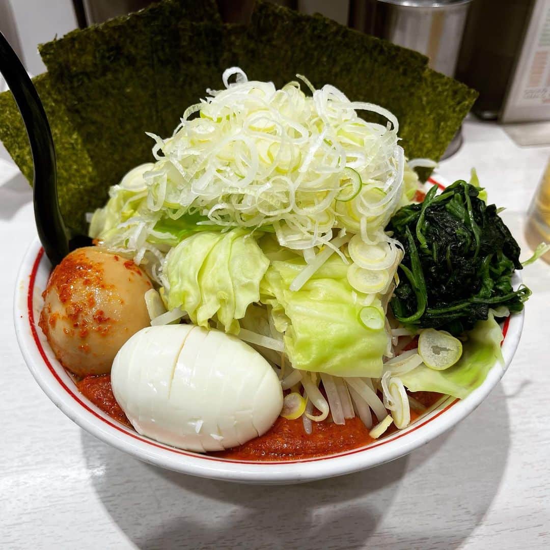 rasuさんのインスタグラム写真 - (rasuInstagram)「蒙古タンメン中本川崎店 濃厚巨豚北極麺半分10倍 やさい大盛北極味玉ゆでたまごネギほうれん草海苔  今日以外期間中に行けそうになかったので濃厚巨豚北極行ってきた！！！ No. 1に好きな限定はやっぱり旨かった…  ガツンとニンニクが効いたスタミナ系の味付けで箸止まりませんわ… やさい大盛りにするとスープの冷えとか水っぽさがでたりで食べどきが難しいけど早めに食べながら少し残ったのを混ぜて…最高です(//´﹃｀//)  #蒙古タンメン中本 #蒙古タンメン中本川崎店 #濃厚巨豚北極 #ラーメン #旨辛」2月3日 12時43分 - rashu_eat