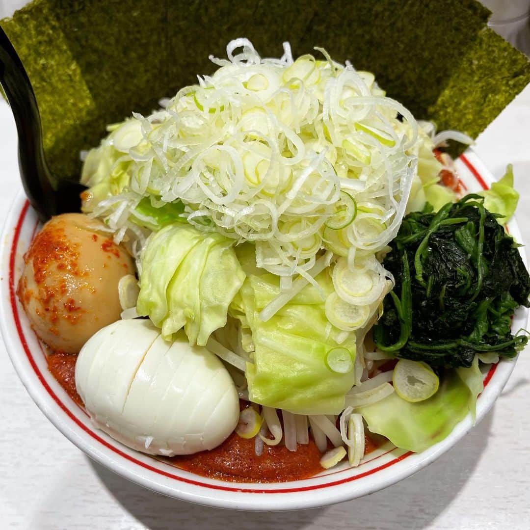 rasuさんのインスタグラム写真 - (rasuInstagram)「蒙古タンメン中本川崎店 濃厚巨豚北極麺半分10倍 やさい大盛北極味玉ゆでたまごネギほうれん草海苔  今日以外期間中に行けそうになかったので濃厚巨豚北極行ってきた！！！ No. 1に好きな限定はやっぱり旨かった…  ガツンとニンニクが効いたスタミナ系の味付けで箸止まりませんわ… やさい大盛りにするとスープの冷えとか水っぽさがでたりで食べどきが難しいけど早めに食べながら少し残ったのを混ぜて…最高です(//´﹃｀//)  #蒙古タンメン中本 #蒙古タンメン中本川崎店 #濃厚巨豚北極 #ラーメン #旨辛」2月3日 12時43分 - rashu_eat