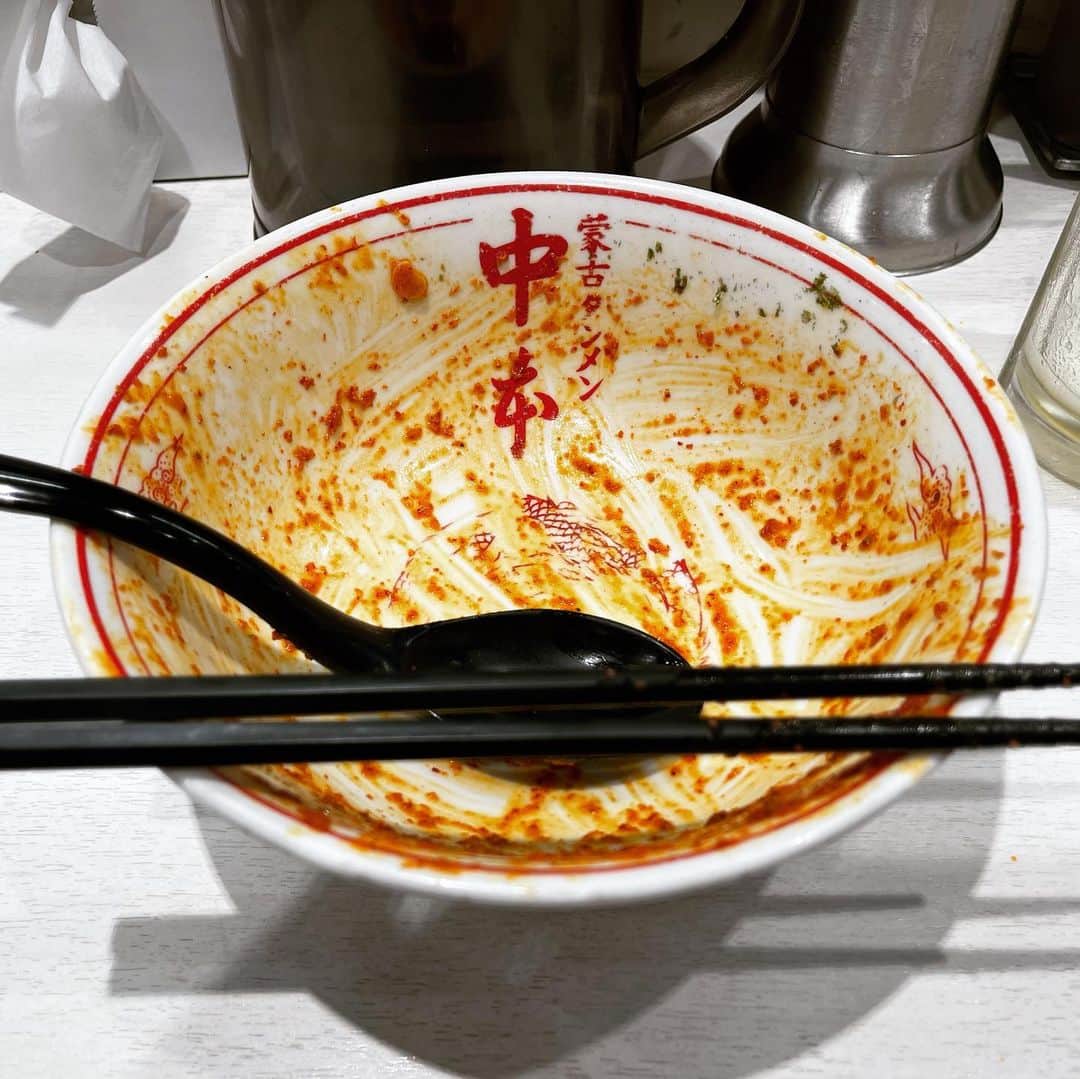 rasuさんのインスタグラム写真 - (rasuInstagram)「蒙古タンメン中本川崎店 濃厚巨豚北極麺半分10倍 やさい大盛北極味玉ゆでたまごネギほうれん草海苔  今日以外期間中に行けそうになかったので濃厚巨豚北極行ってきた！！！ No. 1に好きな限定はやっぱり旨かった…  ガツンとニンニクが効いたスタミナ系の味付けで箸止まりませんわ… やさい大盛りにするとスープの冷えとか水っぽさがでたりで食べどきが難しいけど早めに食べながら少し残ったのを混ぜて…最高です(//´﹃｀//)  #蒙古タンメン中本 #蒙古タンメン中本川崎店 #濃厚巨豚北極 #ラーメン #旨辛」2月3日 12時43分 - rashu_eat