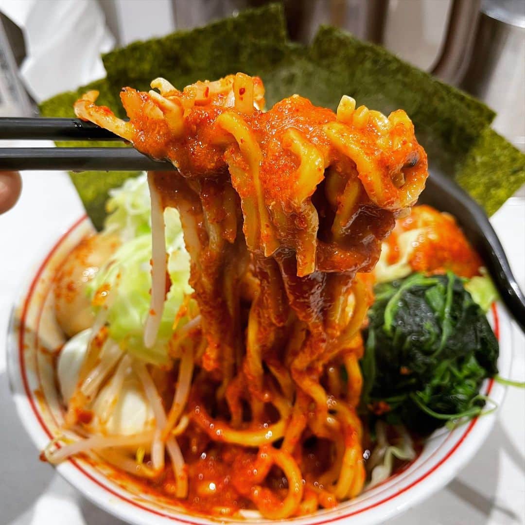 rasuさんのインスタグラム写真 - (rasuInstagram)「蒙古タンメン中本川崎店 濃厚巨豚北極麺半分10倍 やさい大盛北極味玉ゆでたまごネギほうれん草海苔  今日以外期間中に行けそうになかったので濃厚巨豚北極行ってきた！！！ No. 1に好きな限定はやっぱり旨かった…  ガツンとニンニクが効いたスタミナ系の味付けで箸止まりませんわ… やさい大盛りにするとスープの冷えとか水っぽさがでたりで食べどきが難しいけど早めに食べながら少し残ったのを混ぜて…最高です(//´﹃｀//)  #蒙古タンメン中本 #蒙古タンメン中本川崎店 #濃厚巨豚北極 #ラーメン #旨辛」2月3日 12時43分 - rashu_eat