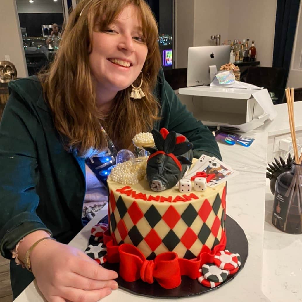 ドット=マリー・ジョーンズのインスタグラム：「MY RED @sav.par HAD THE BEST BIRTHDAY CAKE EVER AND IT WAS SO GOOD!!! THANK YOU SO MUCH @showboybakeshop  WE LOVE YOU TWO AND MOMMA SO MUCH! YOU HAVE OUTDONE YOURSELVES AGAIN!!! @bridgettcjones AND I SO APPRECIATE YOU ALL SO MUCH!! THANK YOU !!! #showboybakeshop #pigcake #happy21st🍾🥂🎂」