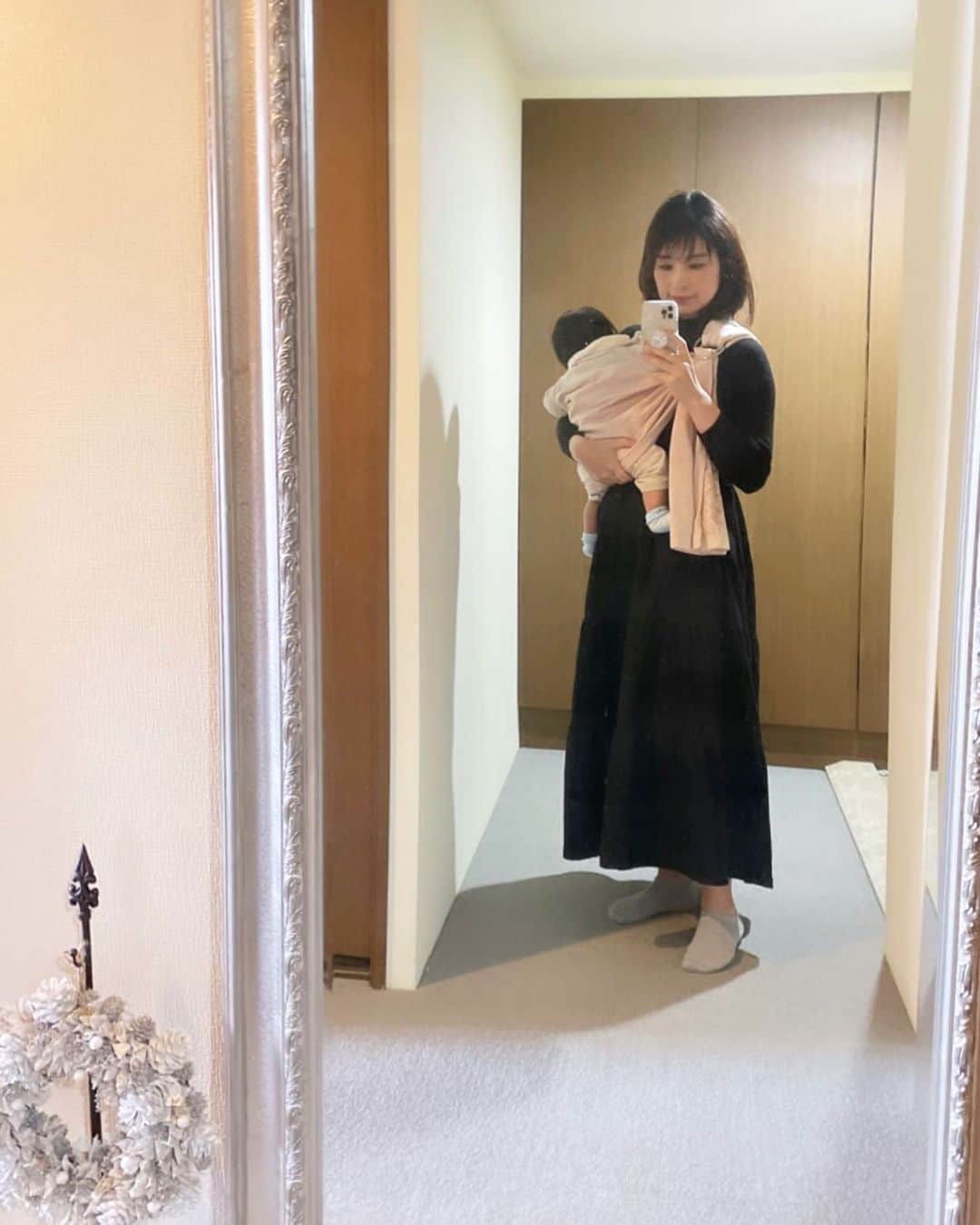 三佐和あやのインスタグラム：「緊急事態宣言 期間伸びちゃいましたね〜 ぱくちゃん連れて家の周りを ほんの１０分散歩したりして お日様にあててあげたりすると そのあとすーっと寝るんだよね😚  早くお外で伸び伸びできる日がくるといいね  #2month  #ママ #月齢フォト #月齢ロゼット #スマイル育児 #育児日記 #ママリ #赤ちゃん #ベビフル #ベビー #ベビスタグラム #親バカ部 #親バカ #親バカ部ig_baby #令和2年ベビー#コドモダカラ#コズレ #コドモノ#子育て#ベビライフ #ままのて #たまひよ #赤ちゃんのいる暮らし#育児アカウント#成長記録#おんなのこママ」