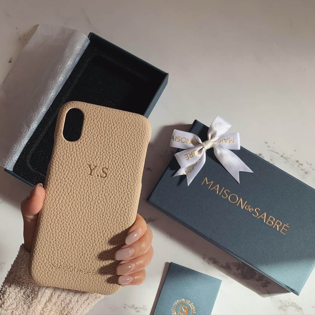 yukieのインスタグラム：「新しいスマホケース🥰﻿ @maisondesabre  ﻿ 今数量限定で、バレンタインデー&ホワイトデーギフトボックスが販売中みたいです❤️ ﻿ #スマホケース #maisondesabre #caseiphone」