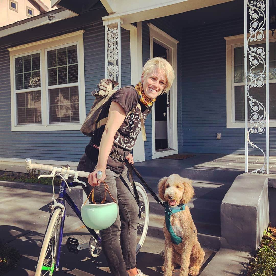ソフィー・シュミットのインスタグラム：「Tried something new. 🚲🐶🐕 It was a success and I believe everyone enjoyed the much needed fresh air and sunshine. . Oates is in my backpack living her best life! . Leia was so great at running along side the bike. Fast learner!」