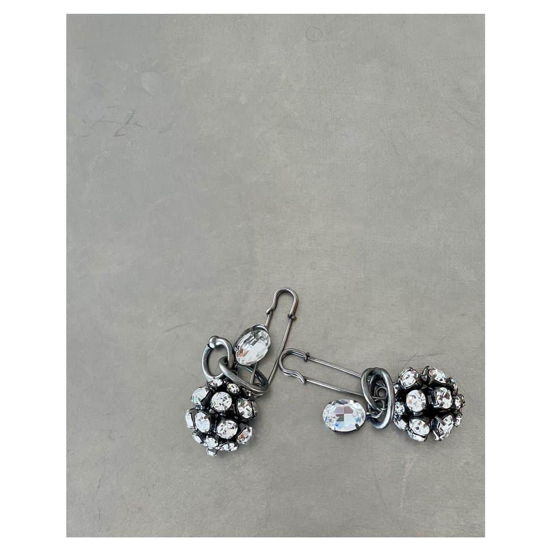 のインスタグラム：「N21のイヤリング。 NEWコレクション#入荷  #tops #cardigan #earrings #N21 #ootd #outfitoftheday #outfit   #昔シリーズ ブランドが始まったばかりの頃の懐かしいTシャツに秋冬お気に入りのカーディガン、そして新作の素敵なイヤリングを合わせて。  全て#ヌメロヴェントゥーノ   #良いもの好きなものを長く愛そう   @numeroventuno  @alessandrodellacqua  @iza_official  #instorenow #musthave  SHOPIZA.com  #izastagram」
