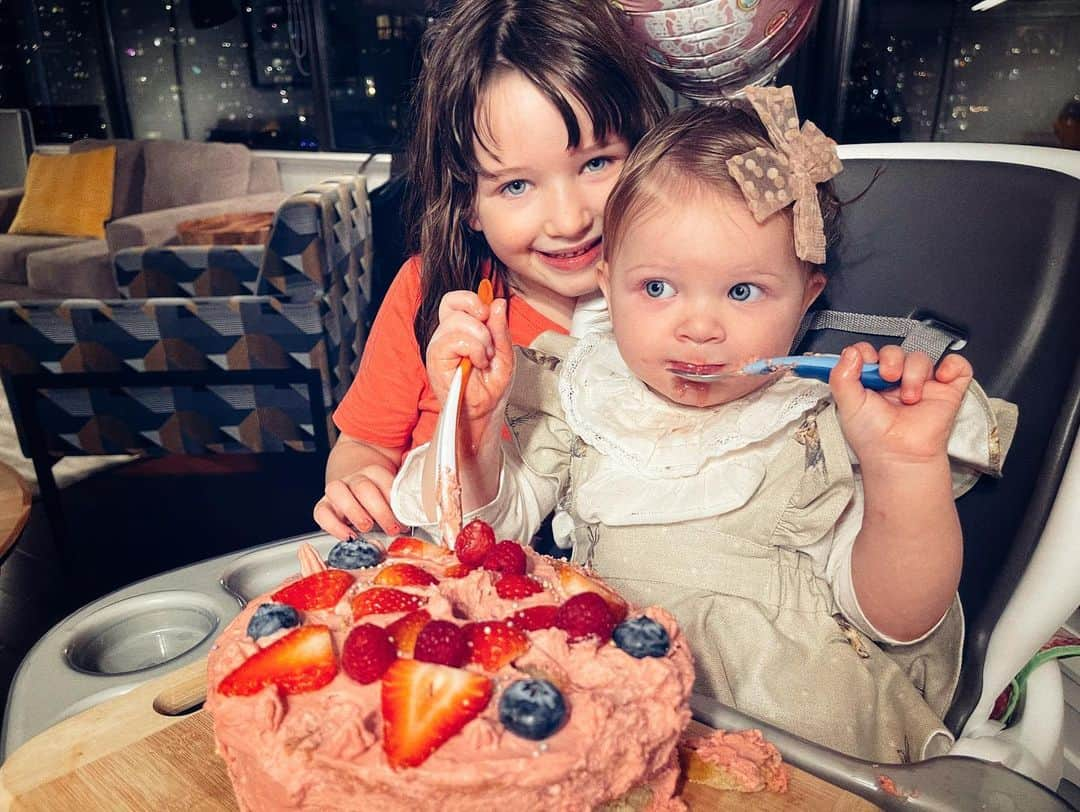 ミラ・ジョヴォヴィッチさんのインスタグラム写真 - (ミラ・ジョヴォヴィッチInstagram)「Osian’s 1st Birthday Party! Our little butterball got all dressed up and my friend @glenwyn made an awesome paleo “smash cake” for her because unlike my other two kids, I decided not to have a fully “sugarnated” version and wanted something healthier and homemade. Surprisingly, Osi decided to be such a proper young lady and not smash the cake at all. She hardly touched it. Maybe should have gone with the sugar version😑🤦🏻‍♀️😂#happybirthdaybaby #osianlarkelliot」2月3日 13時18分 - millajovovich