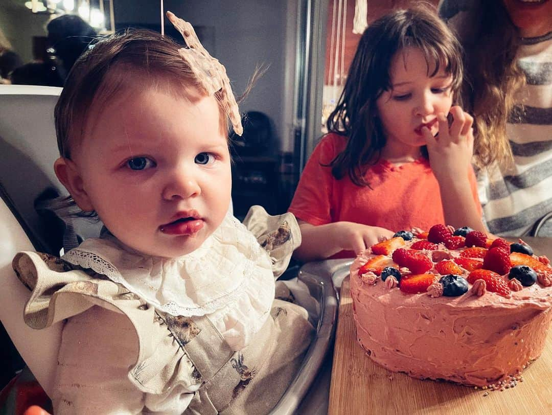 ミラ・ジョヴォヴィッチさんのインスタグラム写真 - (ミラ・ジョヴォヴィッチInstagram)「Osian’s 1st Birthday Party! Our little butterball got all dressed up and my friend @glenwyn made an awesome paleo “smash cake” for her because unlike my other two kids, I decided not to have a fully “sugarnated” version and wanted something healthier and homemade. Surprisingly, Osi decided to be such a proper young lady and not smash the cake at all. She hardly touched it. Maybe should have gone with the sugar version😑🤦🏻‍♀️😂#happybirthdaybaby #osianlarkelliot」2月3日 13時18分 - millajovovich