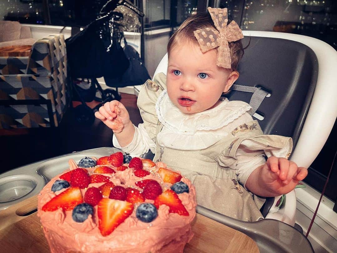 ミラ・ジョヴォヴィッチのインスタグラム：「Osian’s 1st Birthday Party! Our little butterball got all dressed up and my friend @glenwyn made an awesome paleo “smash cake” for her because unlike my other two kids, I decided not to have a fully “sugarnated” version and wanted something healthier and homemade. Surprisingly, Osi decided to be such a proper young lady and not smash the cake at all. She hardly touched it. Maybe should have gone with the sugar version😑🤦🏻‍♀️😂#happybirthdaybaby #osianlarkelliot」